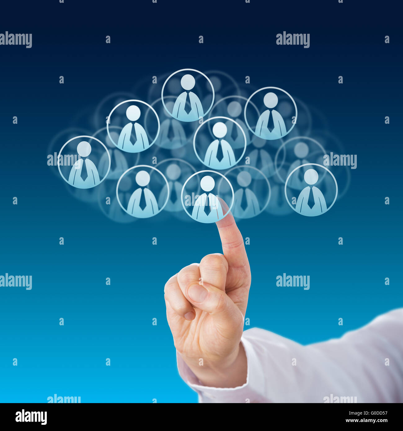 Finger berühren die personellen Ressourcen In der Cloud Stockfoto