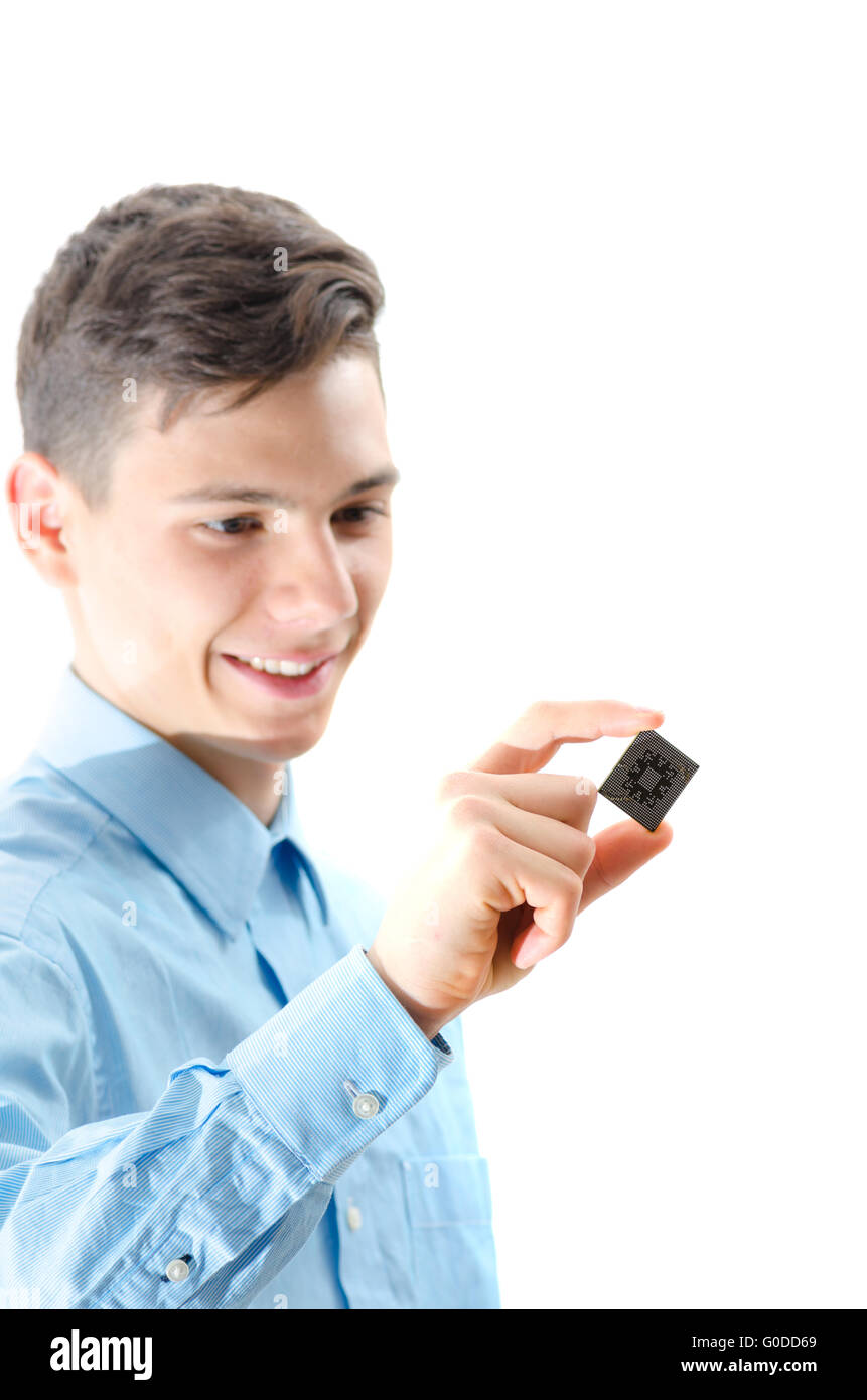 Teenager auf der Suche auf einem Mikro-Chip isoliert auf weißem Hintergrund Stockfoto