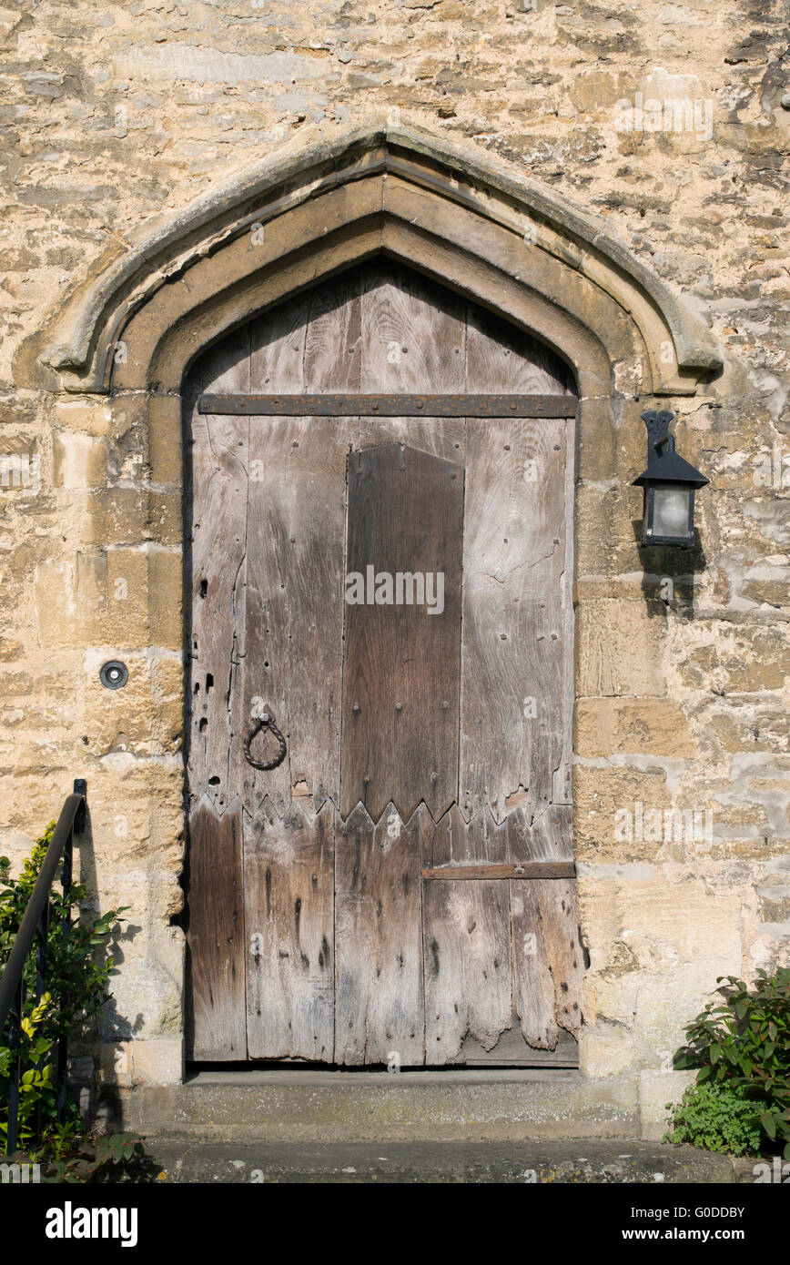 Alte Eiche Holz getäfelte Tür. Burford, Oxfordshire, England Stockfoto