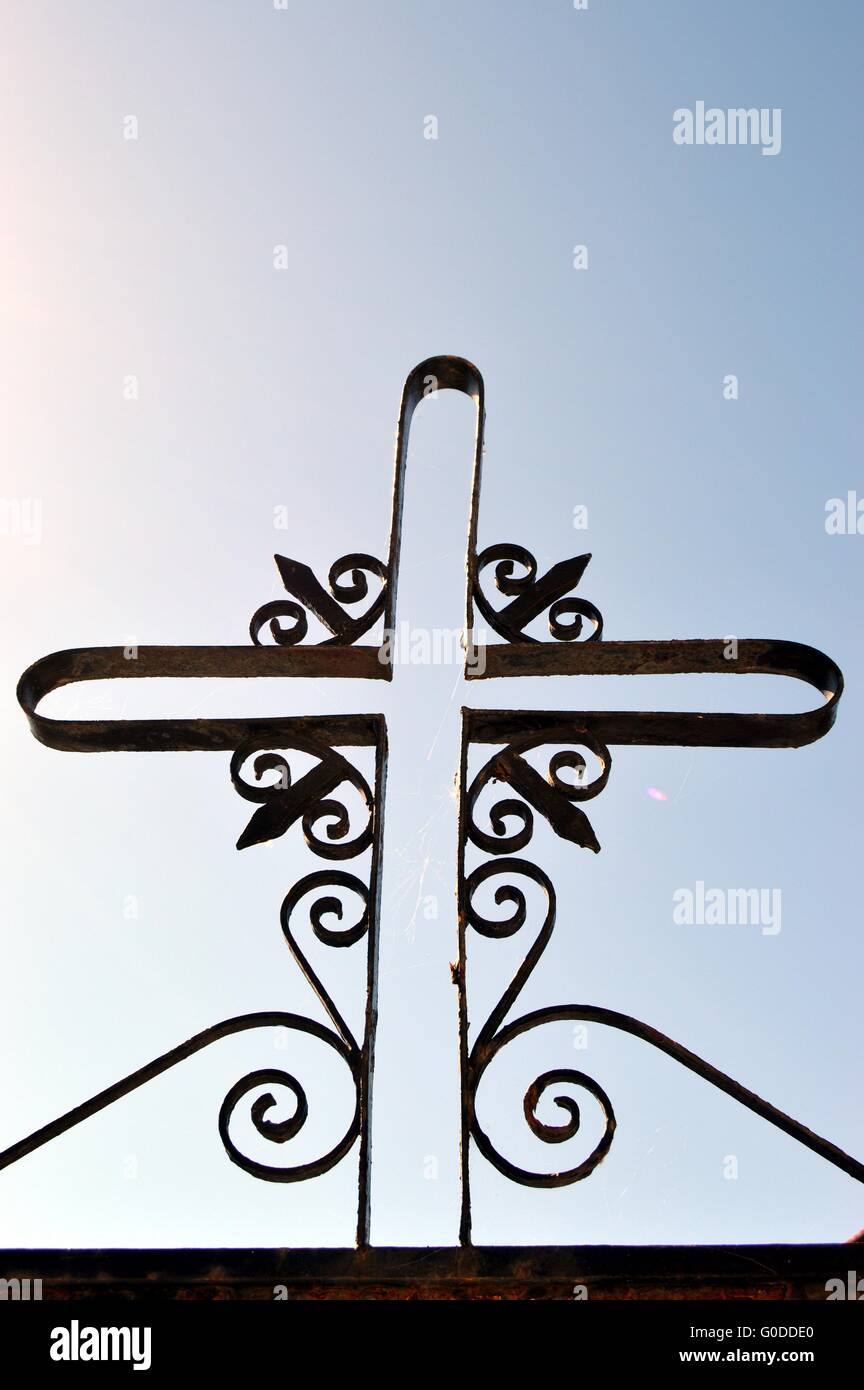 Ein Kreuz auf einem schwarzen Metallwand. Stockfoto