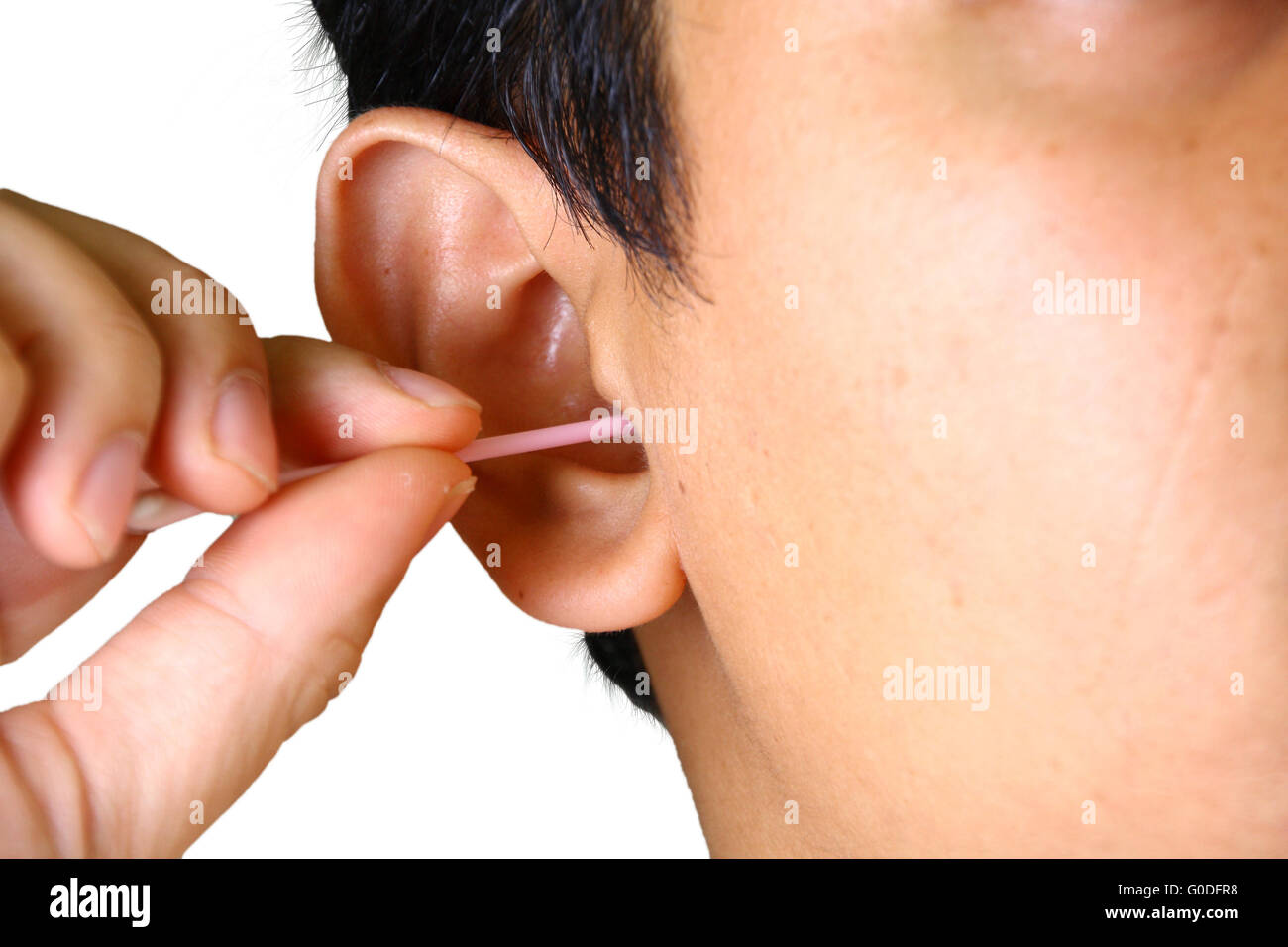 Junge asiatische Mann sein Ohr mit Wattestäbchen reinigen Stockfoto