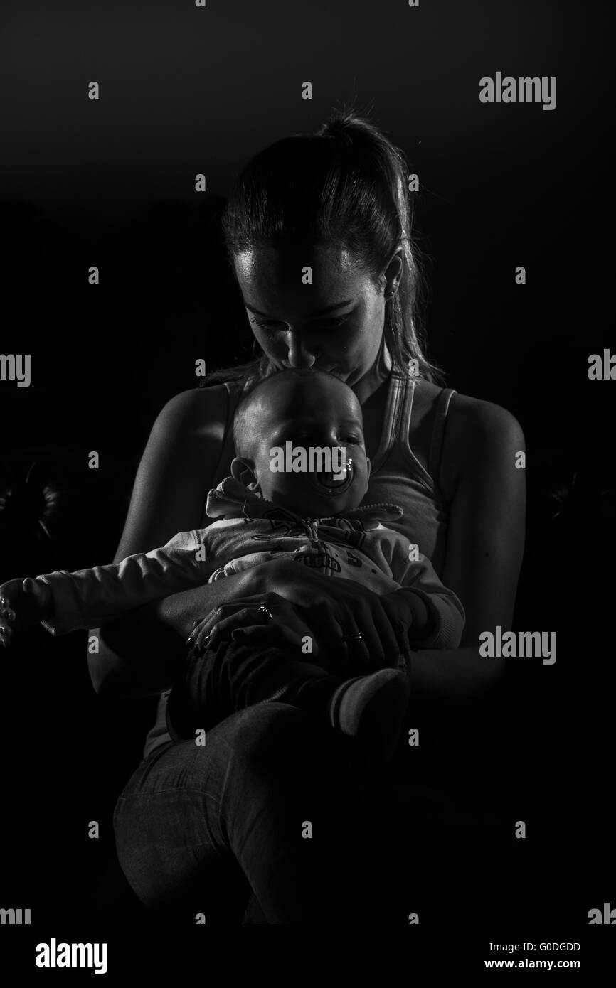Übermüdet alleinerziehende Mutter mit ihrem baby Stockfoto