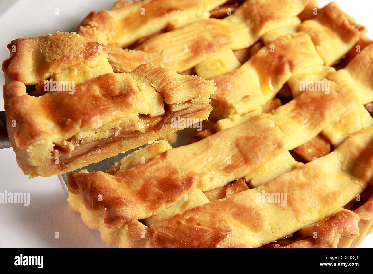 Stück ein Apfelkuchen genommen Stockfoto
