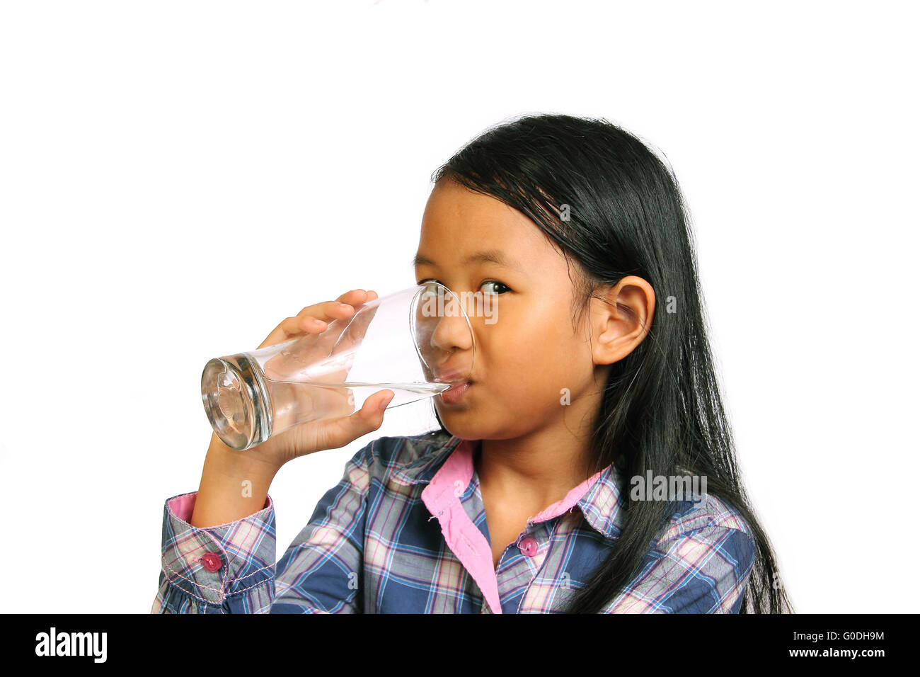 Kleines Mädchen Trinkwasser isoliert auf weiss Stockfoto