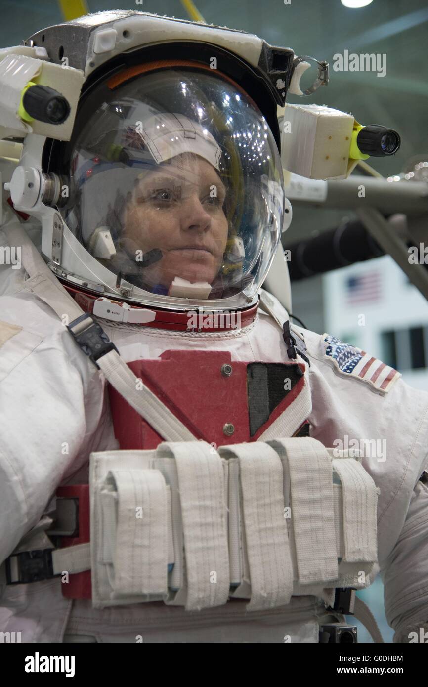NASA-Astronaut Anne McClain in ihrem Extravehicular Mobility Unit Raumanzug in ISS EVA Ausbildung bei neutralen Auftrieb Labor Johnson Space Center 12. Januar 2015 in Houston, Texas. Stockfoto