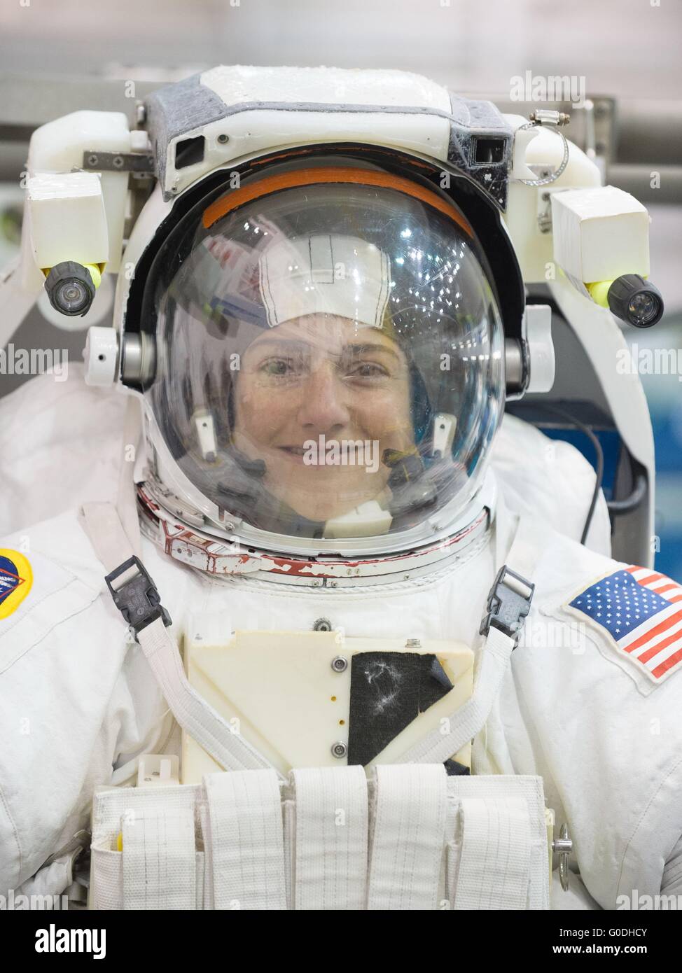 NASA-Astronaut, die Jessica Meir lächelt vor dem Abstieg in den Pool in ihrem Raumanzug Extravehicular Mobility Unit in ISS EVA Ausbildung bei neutralen Auftrieb Labor Johnson Space Center 27. Oktober 2014 in Houston, Texas. Stockfoto