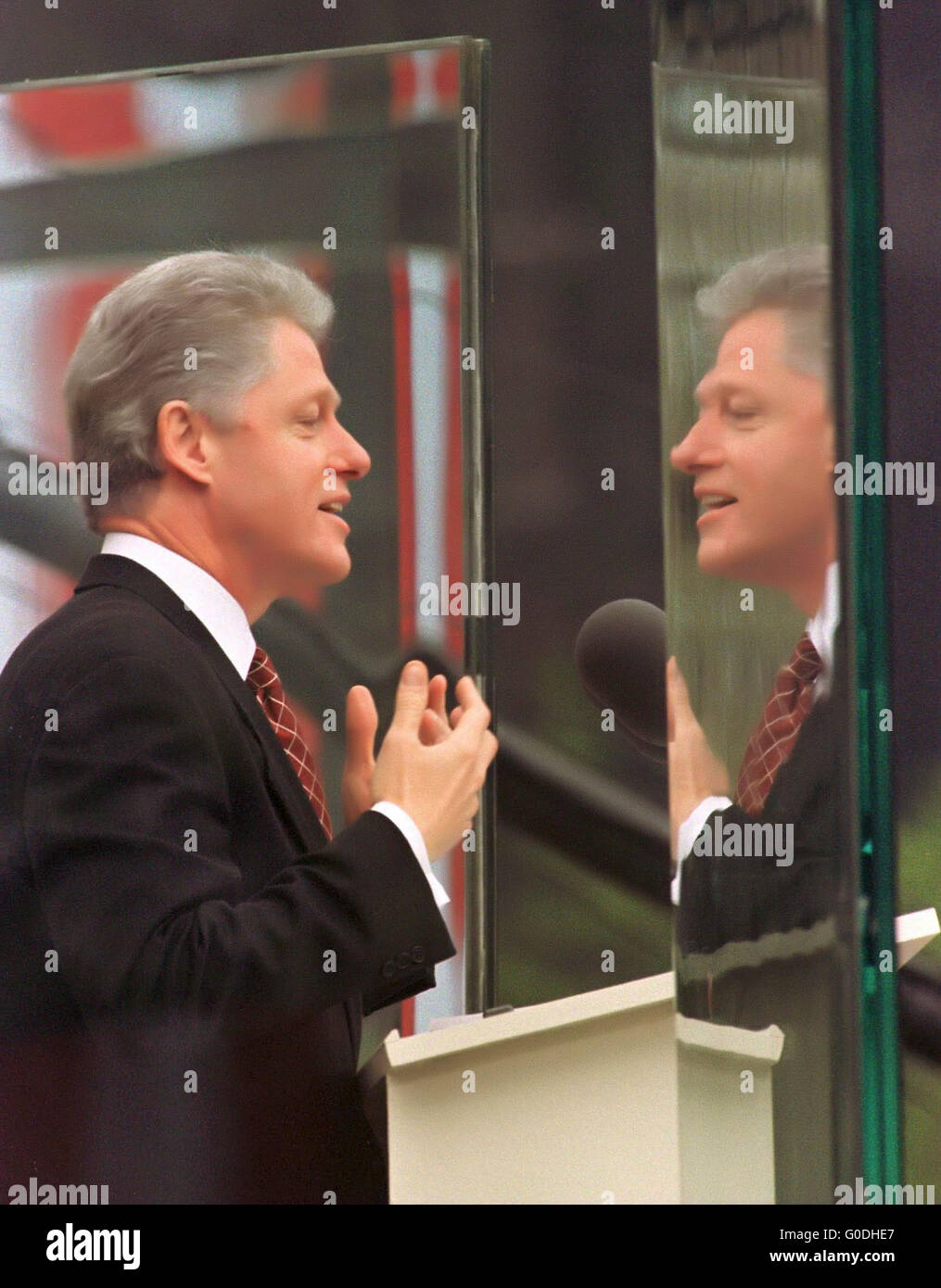 Präsident Bill Clinton eine Rede, Bildschirme im Freien, hinter Panzerglas. 1993. Stockfoto