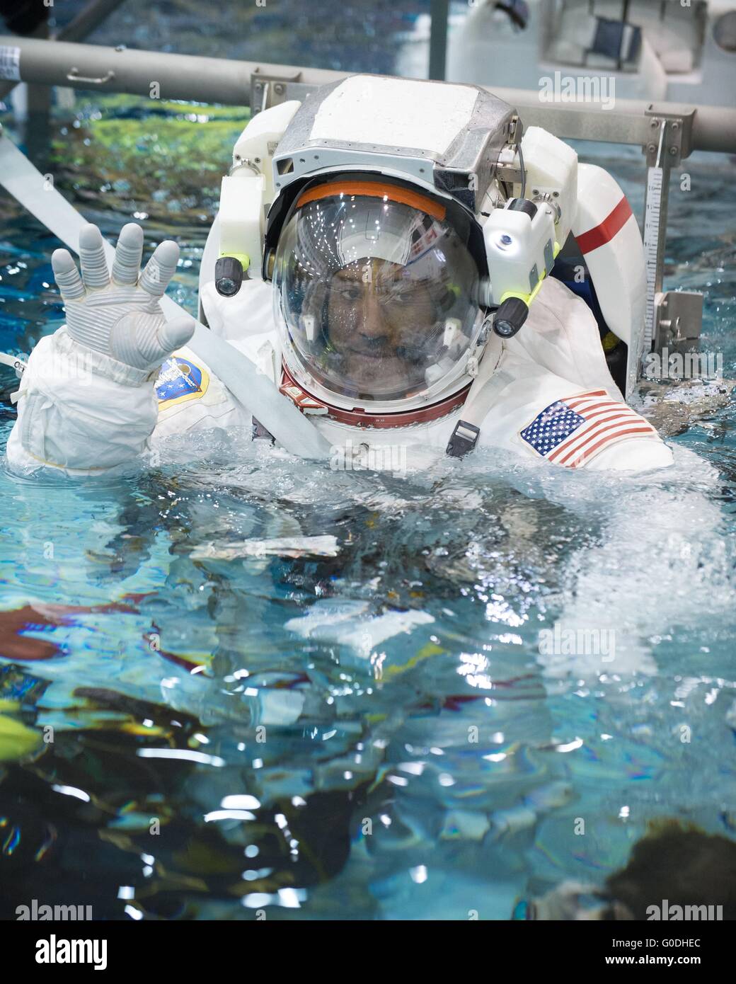 NASA-Astronaut Victor Glover hinab in den Pool in seinem Raumanzug Extravehicular Mobility Unit in ISS EVA Ausbildung bei neutralen Auftrieb Labor Johnson Space Center 27. Oktober 2014 in Houston, Texas. Stockfoto