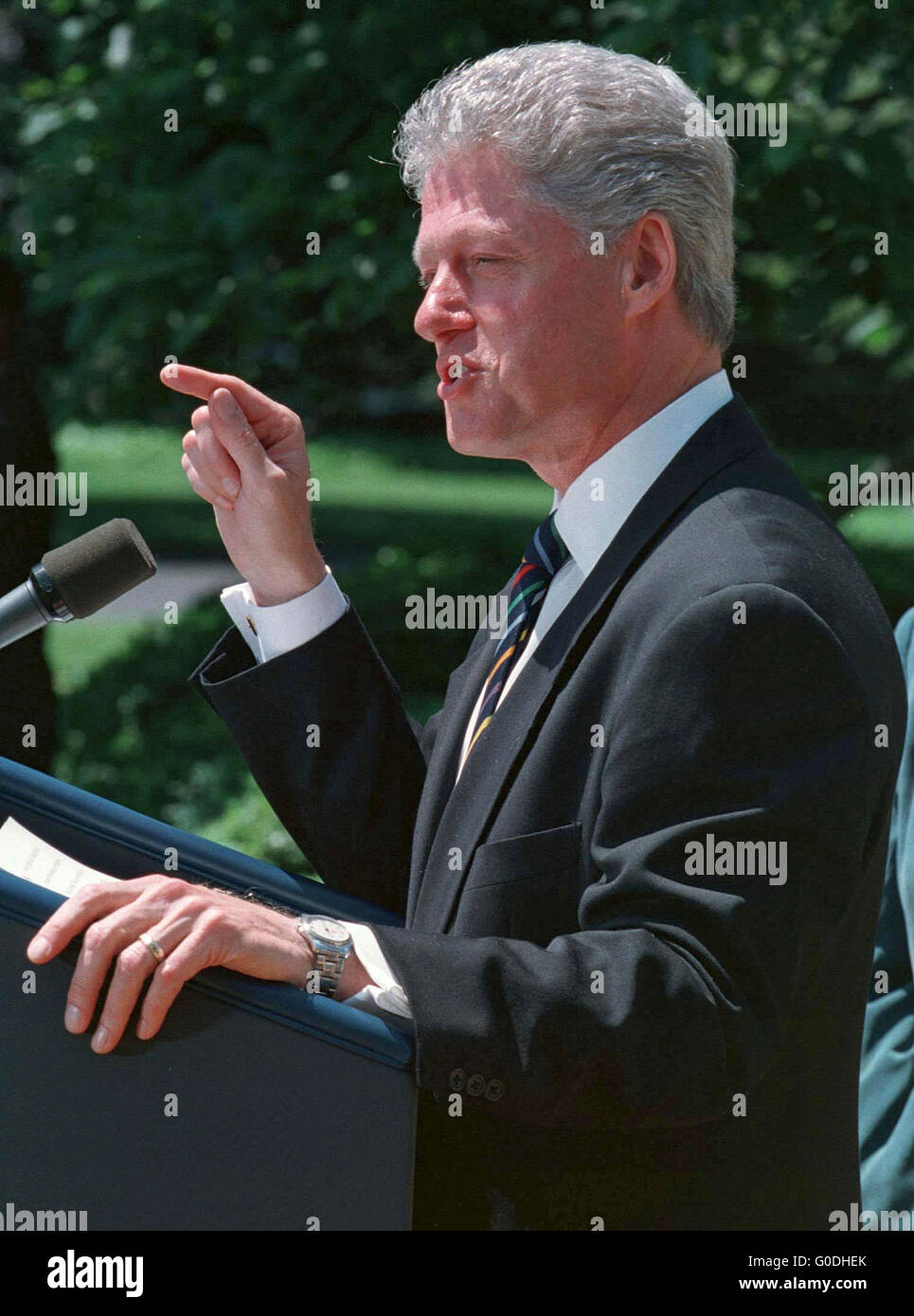 US-Präsident Bill Clinton im Weißen Haus rose Garten Press Corps Fragen zu beantworten. 1993. Stockfoto