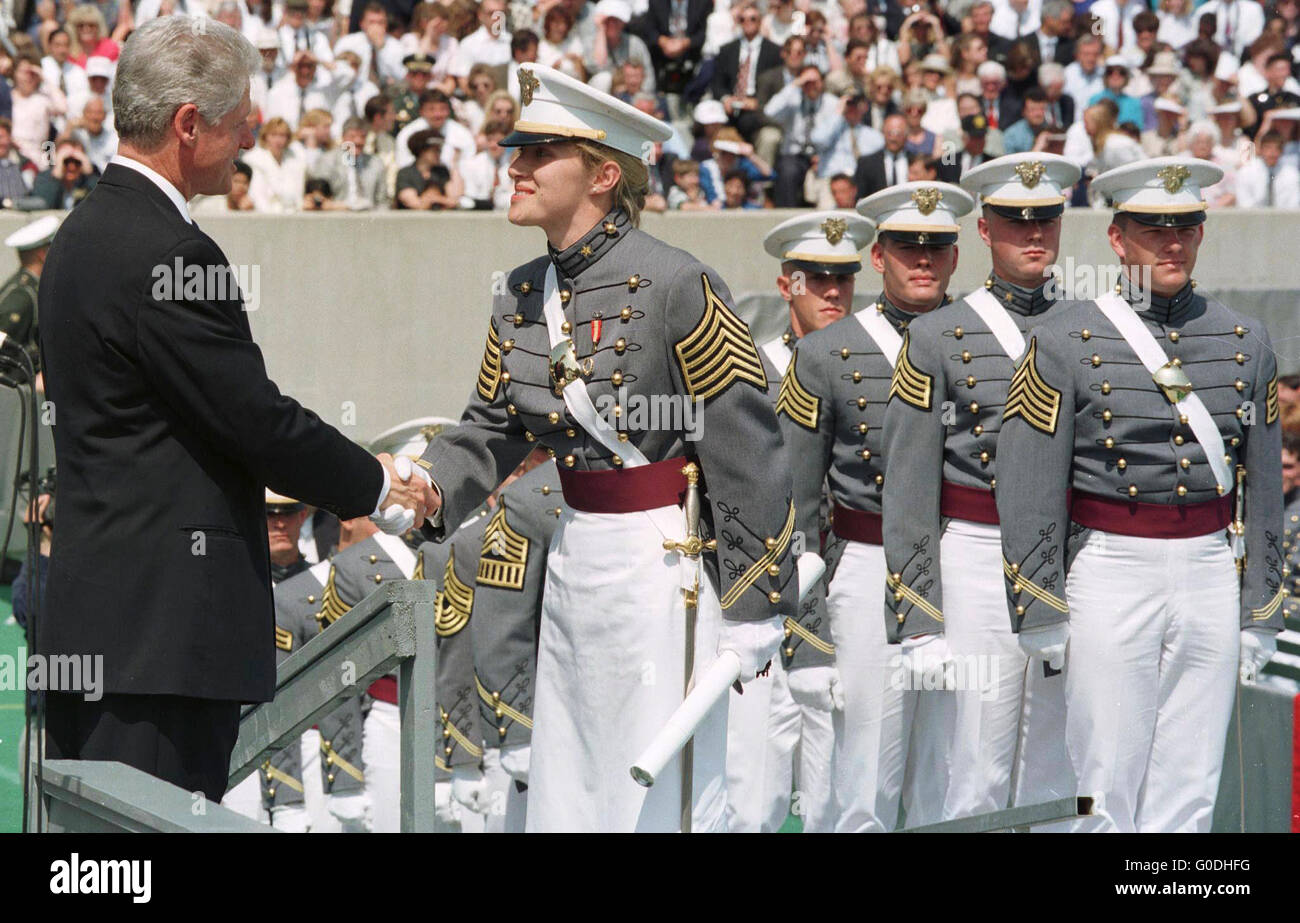 US-Präsident Bill Clinton schüttelt Hände mit West Point Military Academy Absolventen während der Abschlussfeier. 29. Mai 1993. Stockfoto