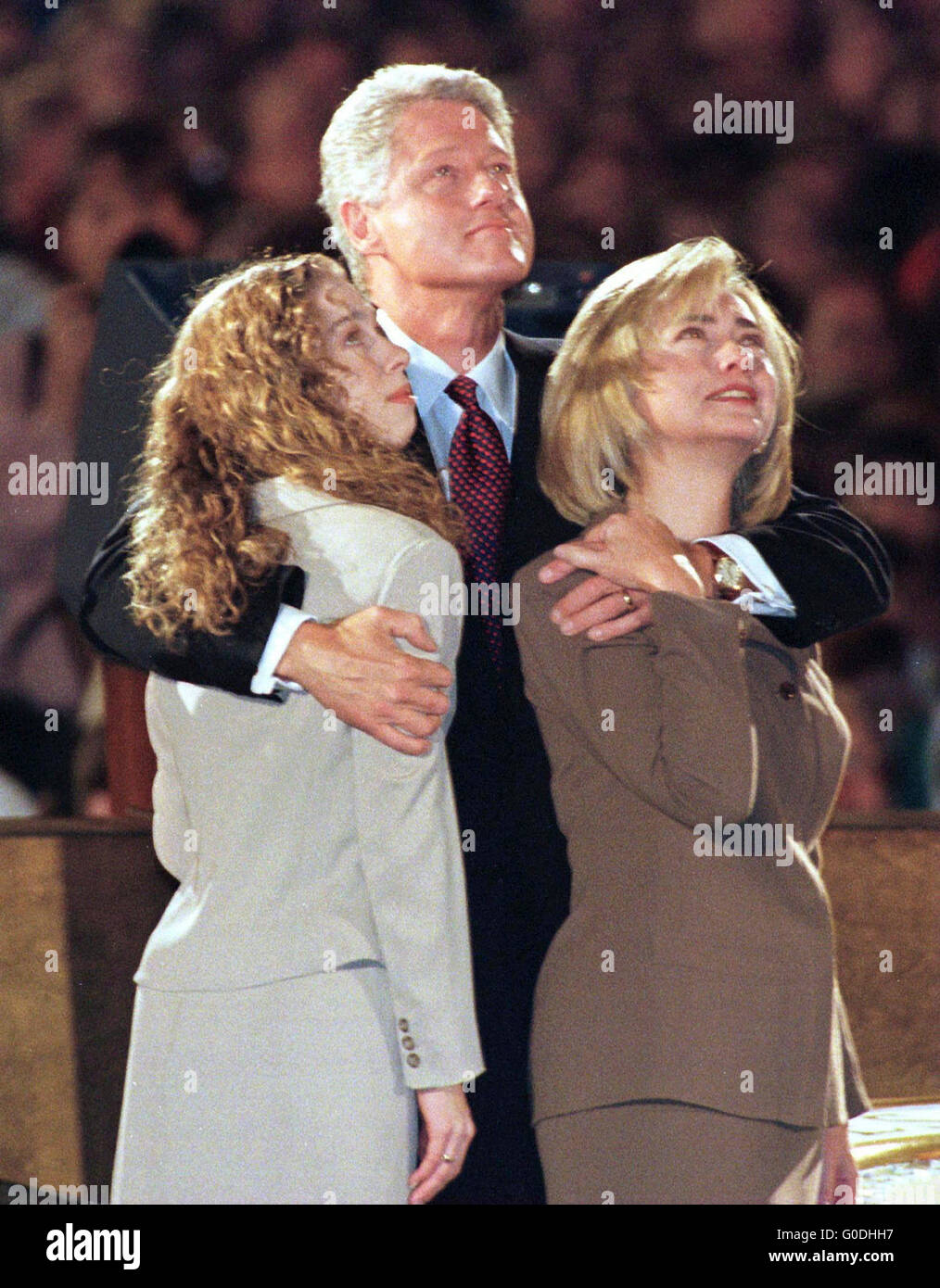 US-Präsident Bill Clinton mit der First Lady Hillary Clinton und ihre Tochter Chelsea sehen auf einer Großleinwand in Little Rock, Arkansas, die Endergebnisse der Wahlen von November 1996, die brachte ihm eine zweite Amtszeit als Präsident der Vereinigten Staaten. Stockfoto