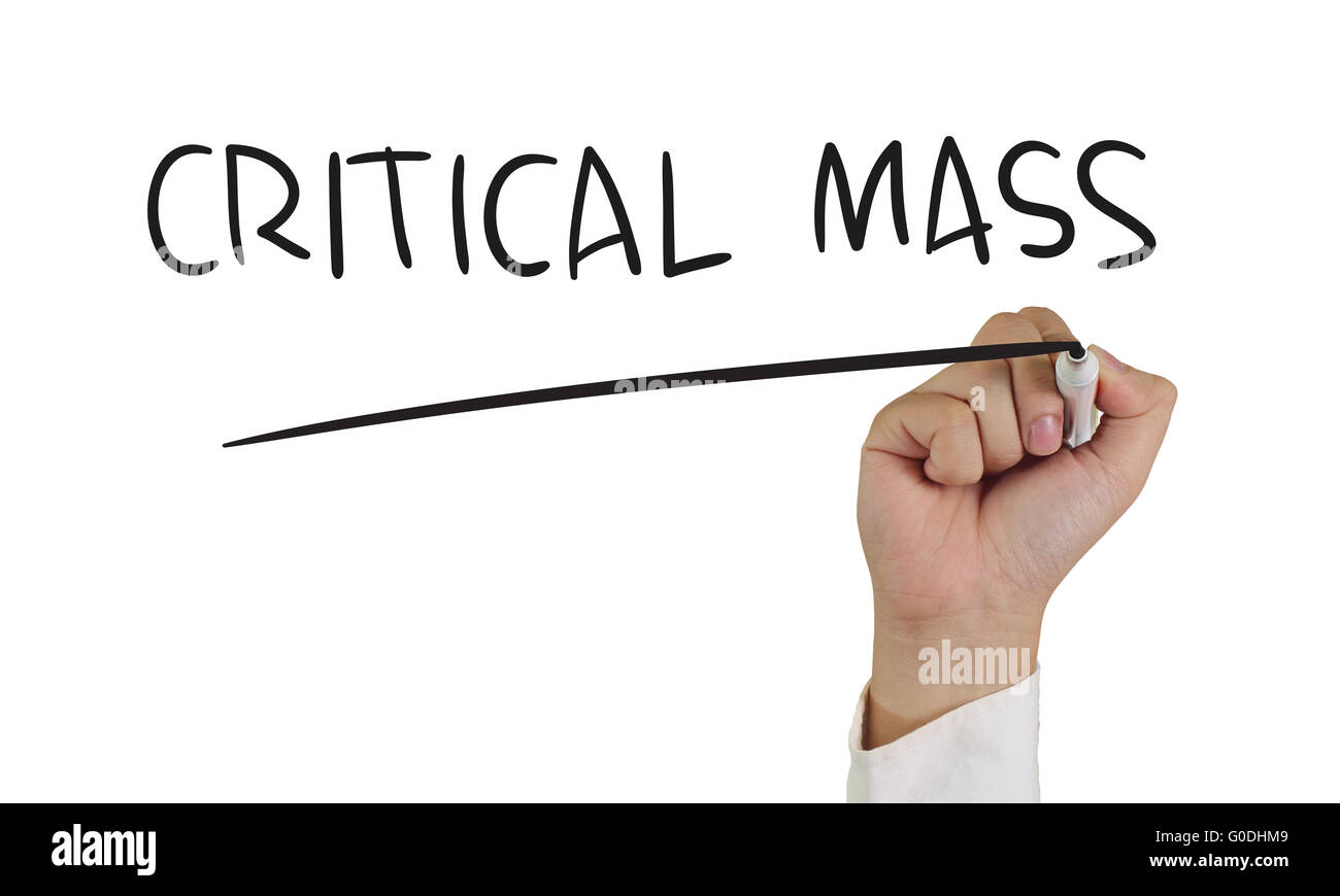 Business Konzept Bild von einer Hand mit Marker und schreiben kritische Masse isoliert auf weiss Stockfoto