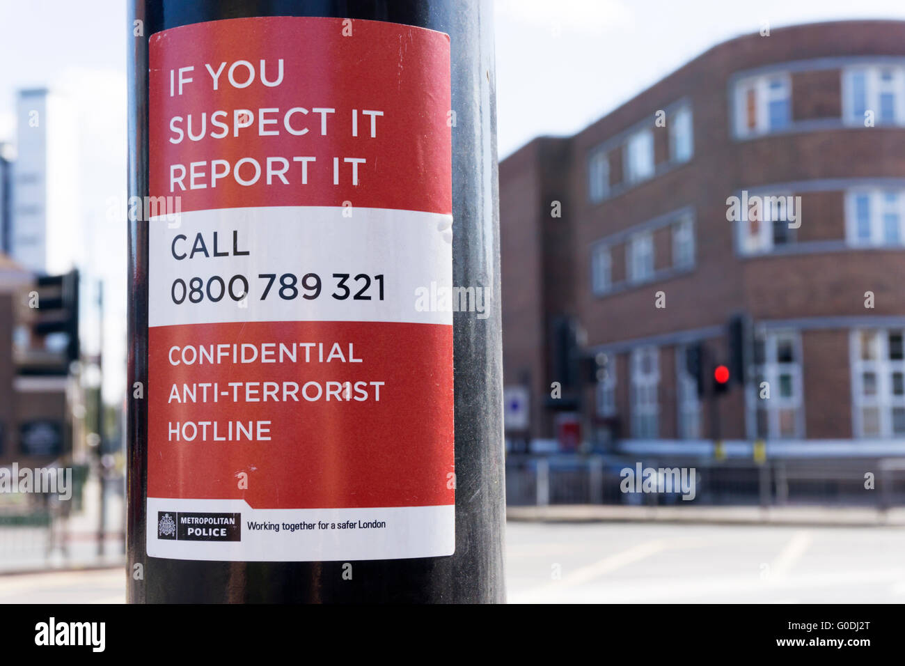 Ein Zeichen, Bekanntmachung der vertraulichen Anti-Terror-Hotline. Stockfoto