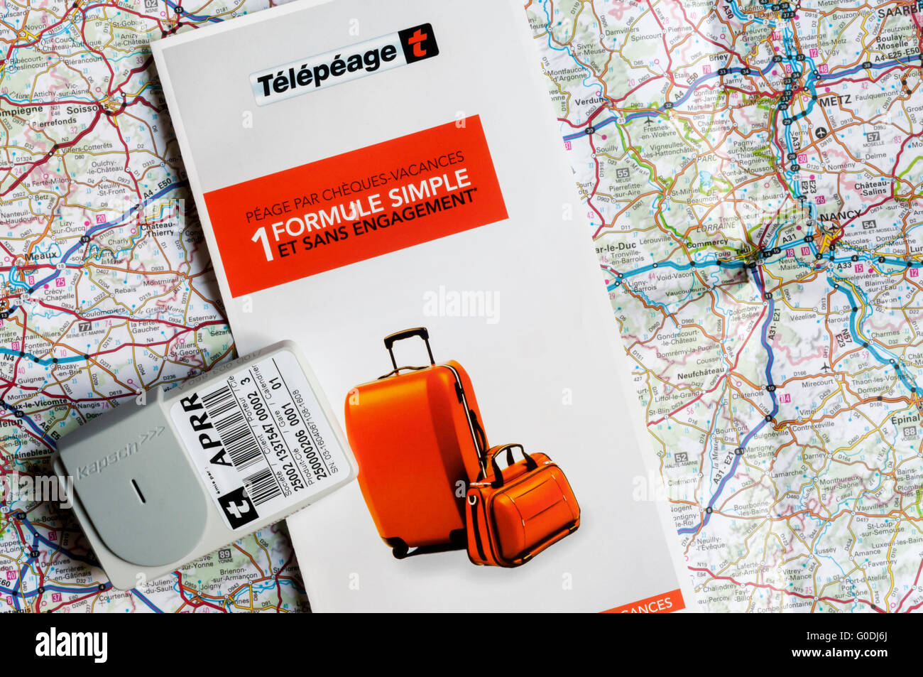 Ein Telepeage Schlüssel erlauben automatische Zahlung der Maut mit Broschüre auf Karte des französischen Autobahnnetzes. Stockfoto