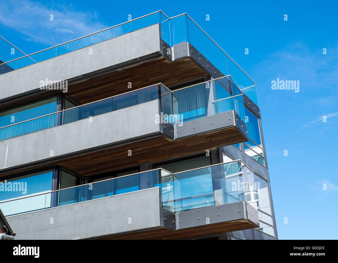 Modernes Wohnhaus mit großen Balkonen gesehen Stockfoto