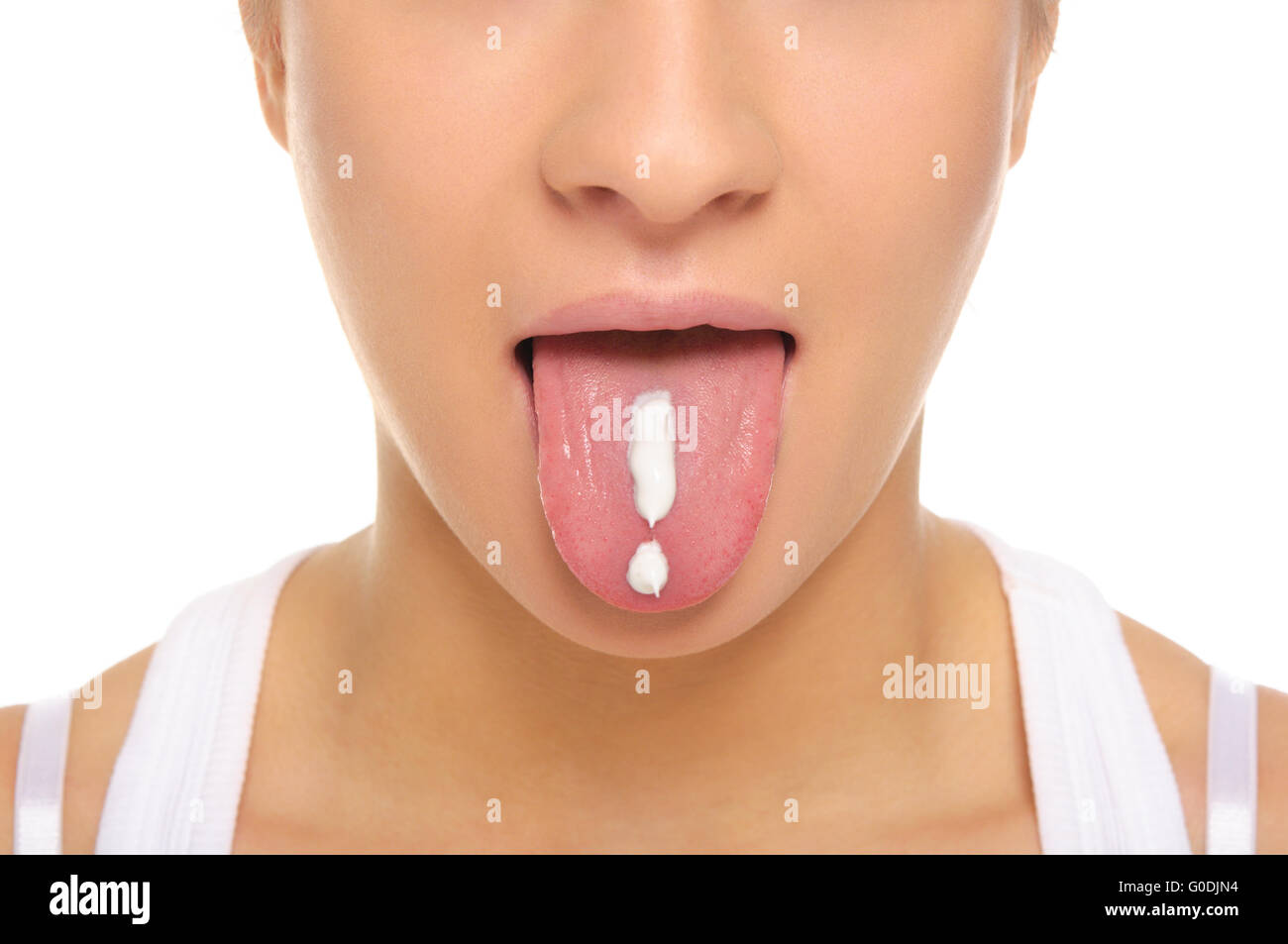 Frau streckt Zunge mit gezeichneten Ausrufezeichen Stockfoto