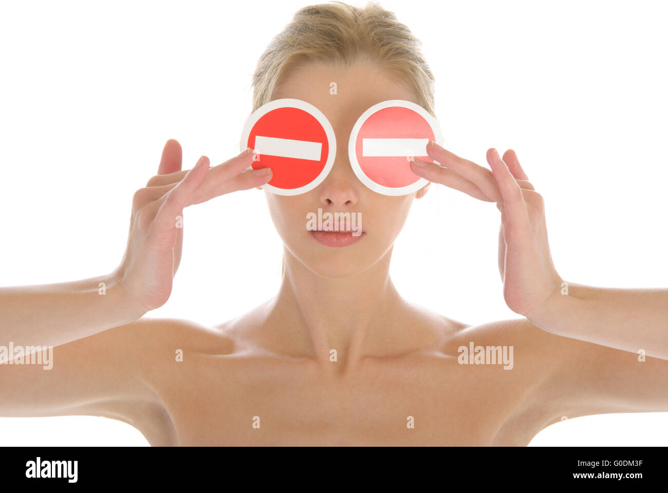 Frau hält zwei Verbot Zeichen vor Augen Stockfoto