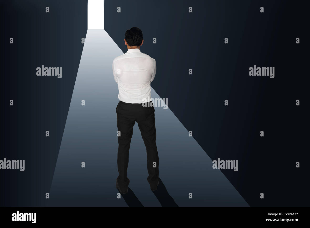 Herausforderung Konzept Bild Rückansicht eines Geschäftsmannes Darsteller auf helles Licht am Ende des dunklen Tunnels Stockfoto