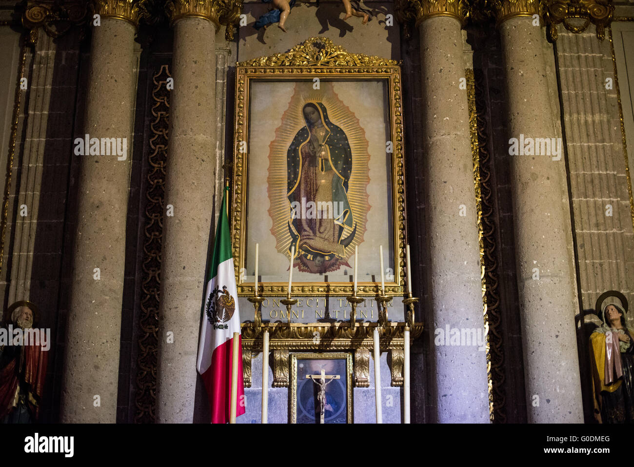 MEXICO CITY, Mexiko--ein Bild der Muttergottes von Guadalupe in einer Kapelle in der Kathedrale. Phasen von 1573 bis 1813 erbaut, ist die Kathedrale von Mexiko-Stadt die größte römisch-katholische Kathedrale in Amerika. Es befindet sich im Herzen der Altstadt von Mexiko-Stadt auf der einen Seite von den Zocalo. Stockfoto
