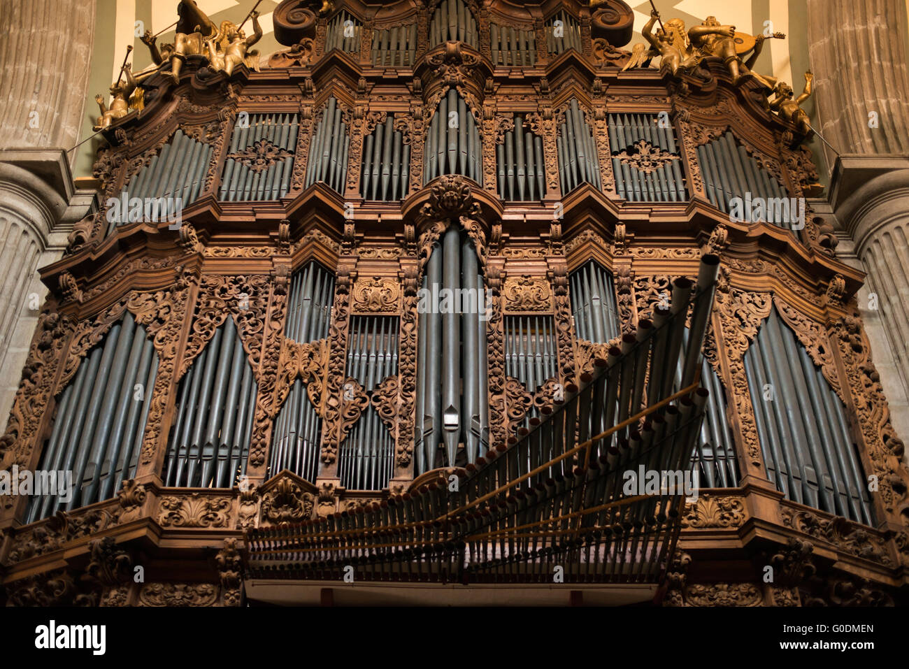 Mexiko-Stadt, Mexiko - eines der zwei Orgeln in der Kathedrale. Der Dom beherbergt zwei größten Orgeln aus dem 18. Jahrhundert in Amerika. Phasen von 1573 bis 1813 erbaut, ist die Kathedrale von Mexiko-Stadt die größte römisch-katholische Kathedrale in Amerika. Es befindet sich im Herzen der Altstadt von Mexiko-Stadt auf der einen Seite von den Zocalo. Stockfoto