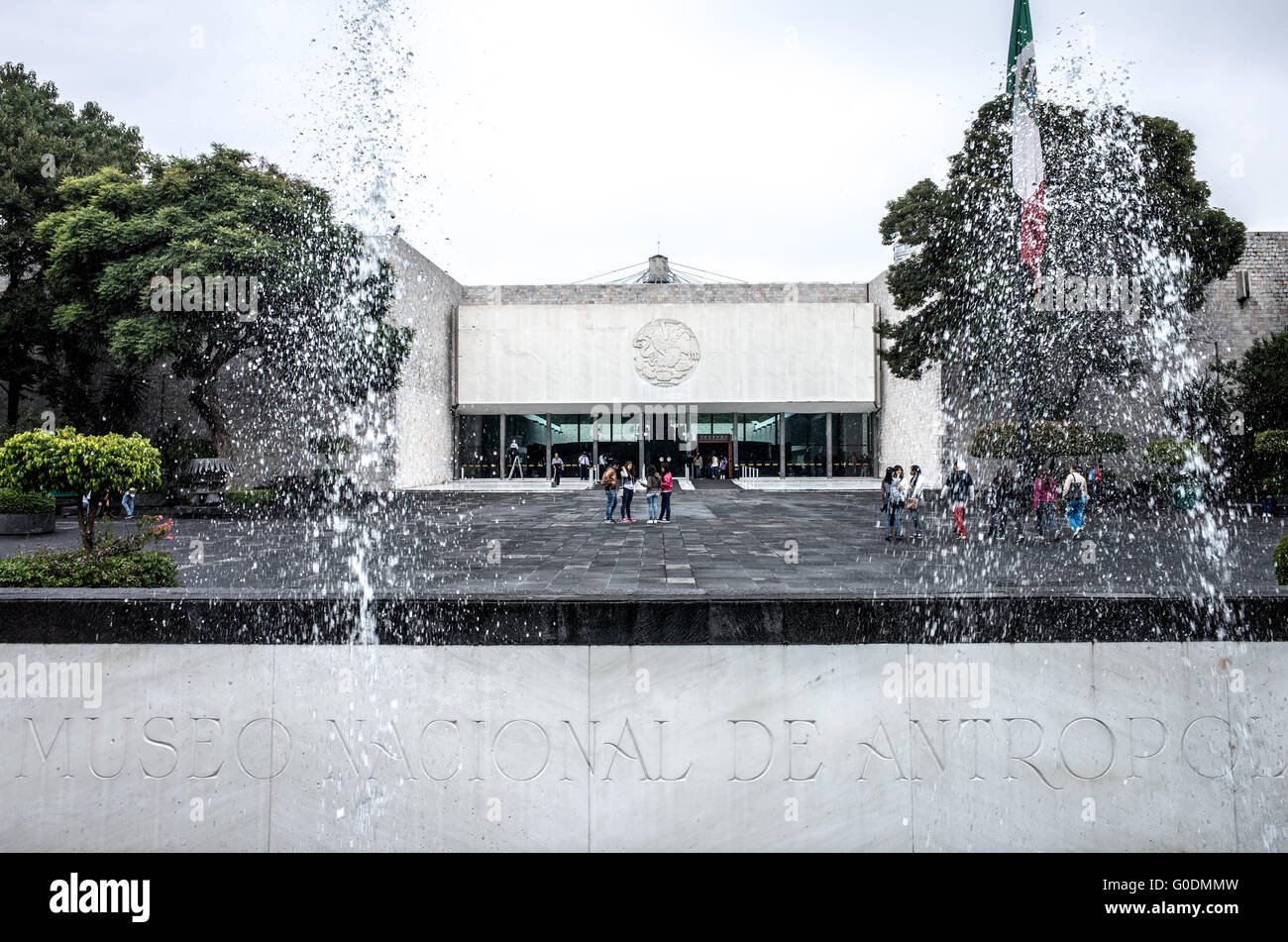 MEXIKO-STADT, Mexiko – der Haupteingang und der berühmte Brunnen des Nationalmuseums für Anthropologie (Museo Nacional de Antropología). Das Museum, entworfen vom Architekten Pedro Ramírez Vázquez, wurde 1964 im Chapultepec Park eröffnet. Der Eingang ist mit dem unverwechselbaren „El Paraguas“ (der Regenschirm) Betonbrunnensäule versehen, die als architektonisches Herzstück des Museums dient. Stockfoto