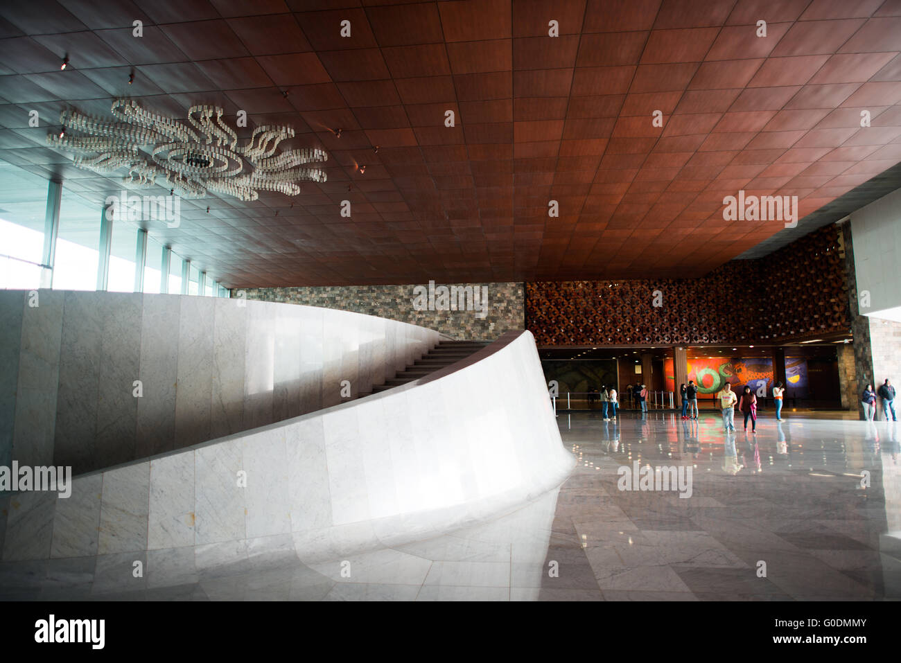 Lobby des Nationalmuseums für Anthropologie Mexiko-STADT // MEXIKO-STADT, Mexiko — die Hauptlobby des Nationalmuseums für Anthropologie (Museo Nacional de Antropología) zeigt modernistische mexikanische Architektur, die vom Architekten Pedro Ramírez Vázquez entworfen wurde. Das Museum wurde 1964 eröffnet und beherbergt Mexikos umfangreichste Sammlung präkolumbischer Artefakte und anthropologischer Materialien. Die Eingangshalle dient als primäres Umlaufgebiet, das Besucher zu den verschiedenen Ausstellungsräumen des Museums verbindet, die verschiedenen mesoamerikanischen Zivilisationen gewidmet sind. Das Nationalmuseum für Anthropologie ist weit verbreitet Stockfoto