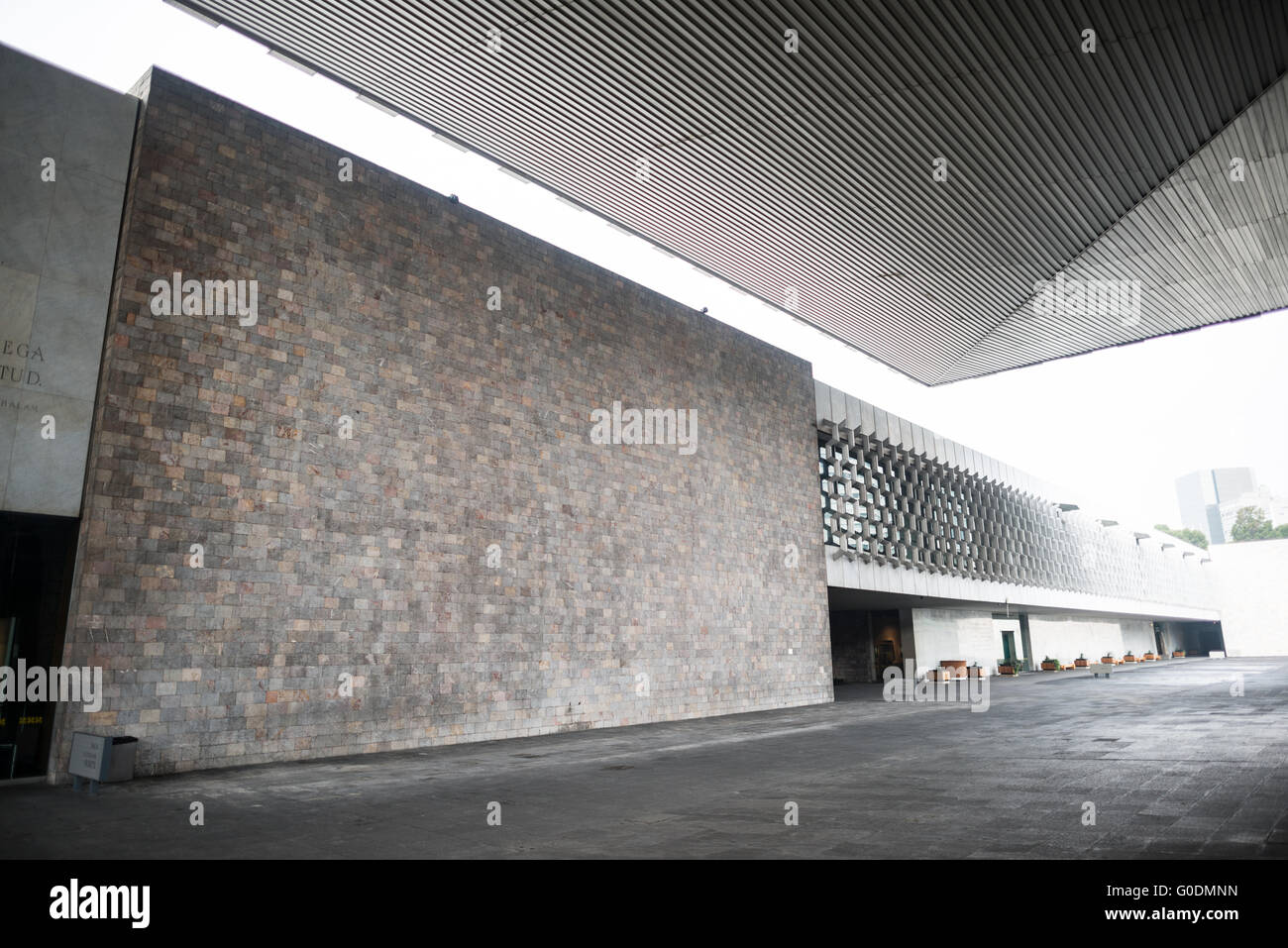 Nationalmuseum für Anthropologie Innenhof Mexiko-Stadt // MEXIKO-STADT, Mexiko — der modernistische Innenhof des Nationalmuseums für Anthropologie (Museo Nacional de Antropología) zeigt das geometrische Design des Architekten Pedro Ramírez Vázquez. Das 1964 fertiggestellte Museum ist Mexikos größtes und meistbesuchtes Museum und beherbergt die weltweit umfangreichste Sammlung von antiken mexikanischen Kunstwerken und Artefakten. Der Innenhof dient als zentraler Organisationsraum, der die Ausstellungshallen des Museums verbindet, die Sammlungen von präkolumbischen Zivilisationen bis hin zu zeitgenössischen indigenen Kulturen enthalten. Das m Stockfoto