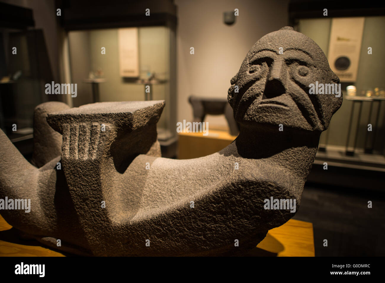 Mexiko-Stadt, Mexiko - The National Museum of Anthropology Vitrinen bedeutende archäologische und anthropologische Artefakte aus der mexikanischen präkolumbischen Erbes, einschließlich der Azteken und indiginous Kulturen. Stockfoto