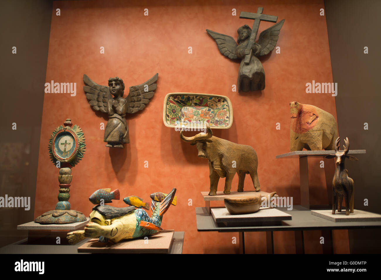 Nationalmuseum für Anthropologie Holzschnitzereien Mexiko-Stadt // MEXIKO-STADT, Mexiko – geschnitzte Holzfiguren im Nationalmuseum für Anthropologie (Museo Nacional de Antropología) zeigen die Verschmelzung indigener und christlicher künstlerischer Traditionen, die sich während der Kolonialzeit Mexikos entwickelt haben. Die Sammlung umfasst Tiere, menschliche Figuren und christliche Engel, die die kulturelle Synthese demonstrieren, die entstand, als sich die vorhispanische Handwerkskunst mit der europäischen religiösen Bildsprache verschmolz. Das 1964 gegründete Nationalmuseum für Anthropologie beherbergt Mexikos bedeutendste Sammlung von vor-Colu Stockfoto