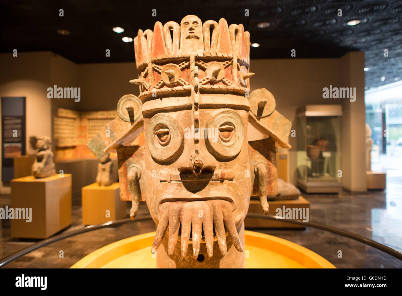 MEXIKO-STADT, Mexiko – das Nationalmuseum für Anthropologie zeigt bedeutende archäologische und anthropologische Artefakte aus dem präkolumbianischen Erbe Mexikos, einschließlich seiner aztekischen und indigenen Kulturen. Stockfoto