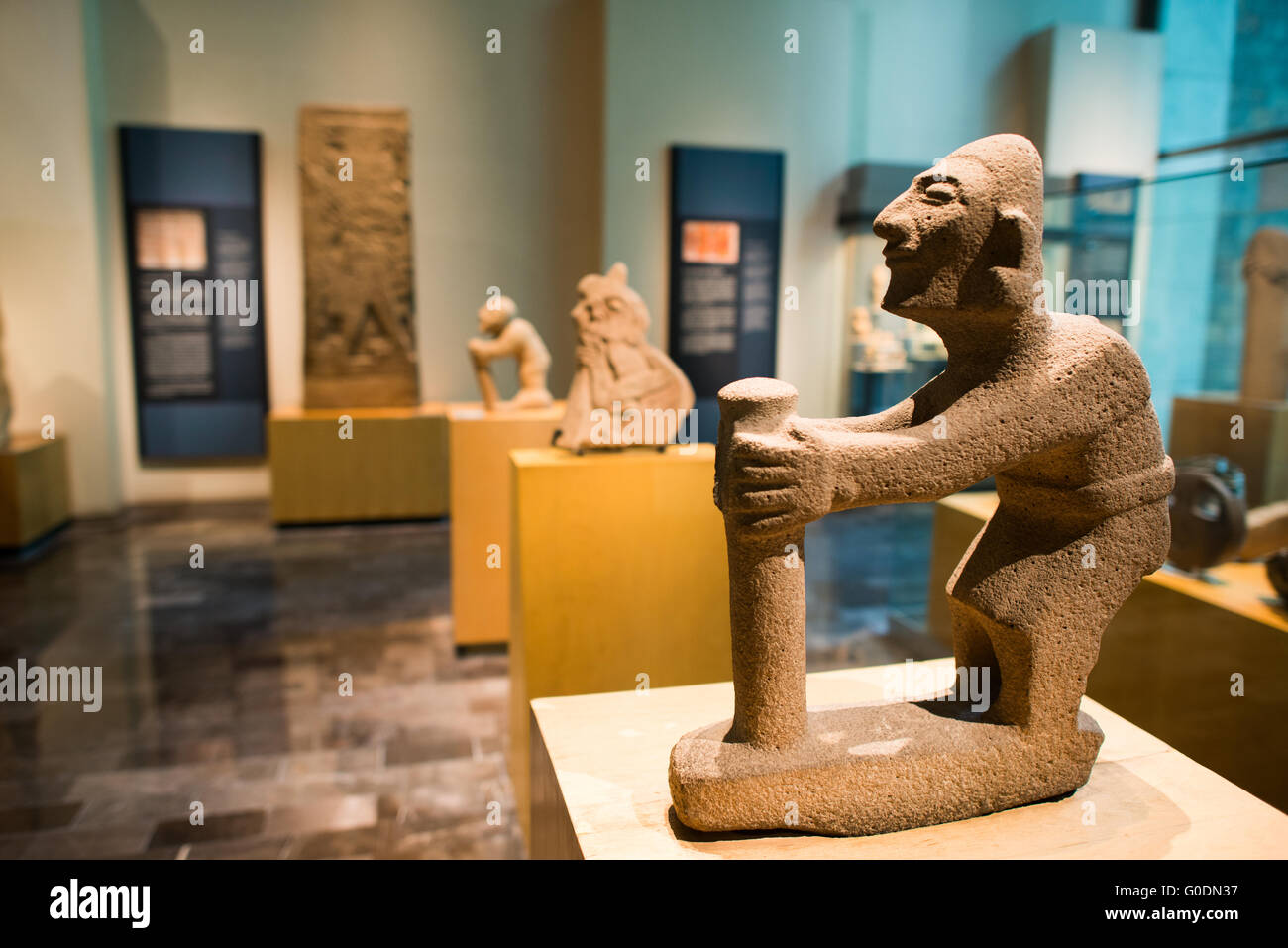 MEXIKO-STADT, Mexiko – das Nationalmuseum für Anthropologie zeigt bedeutende archäologische und anthropologische Artefakte aus dem präkolumbianischen Erbe Mexikos, einschließlich seiner aztekischen und indigenen Kulturen. Stockfoto