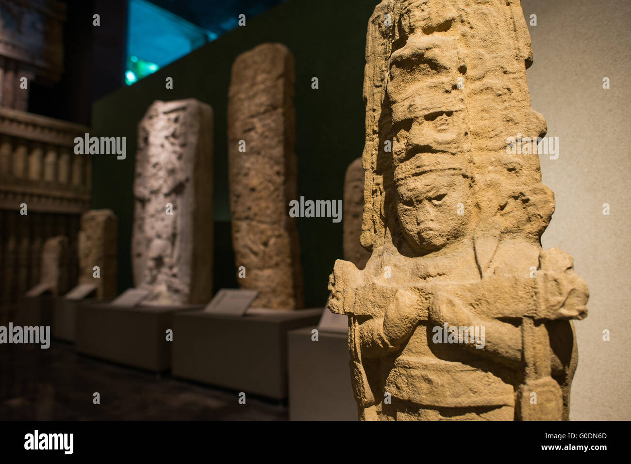 Nationalmuseum für Anthropologie Aztekische Skulptur Mexiko-Stadt // MEXIKO-STADT, Mexiko — das Nationalmuseum für Anthropologie zeigt bedeutende archäologische und anthropologische Artefakte aus Mexikos präkolumbischem Erbe, einschließlich seiner Azteken und indigenen Kulturen. Das Museum beherbergt eine der weltweit umfangreichsten Sammlungen mesoamerikanischer Artefakte, die Tausende von Jahren kultureller Entwicklung umfasst. Die 1964 gegründete Institution dient als wichtigstes Archiv für archäologische Schätze und ethnographische Materialien in Mexiko. Zu den Sammlungen des Museums gehören monumentale Skulpturen Stockfoto