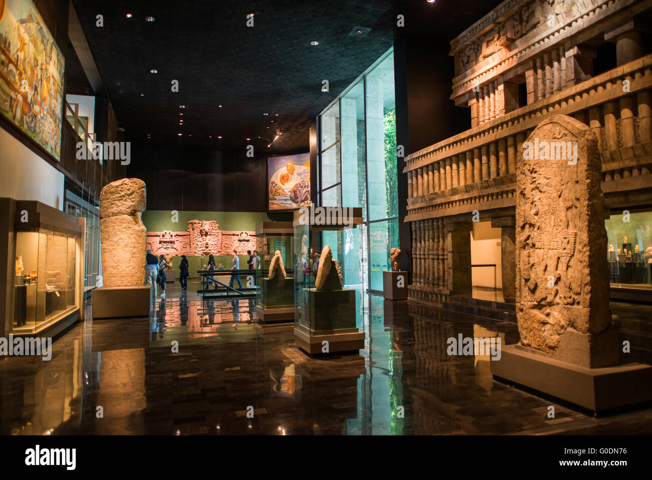 MEXIKO-STADT, Mexiko – die Sala Maya (Maya-Galerie) im Nationalmuseum für Anthropologie (Museo Nacional de Antropología) beherbergt eine der weltweit bedeutendsten Sammlungen von Maya-Artefakten. Diese Galerie befindet sich im Chapultepec Park und zeigt die technologischen, künstlerischen und kulturellen Errungenschaften der Maya-Zivilisation. Die Ausstellung umfasst archäologische Schätze von der Vorklassik bis zur Nachklassik der Maya-Geschichte. Stockfoto