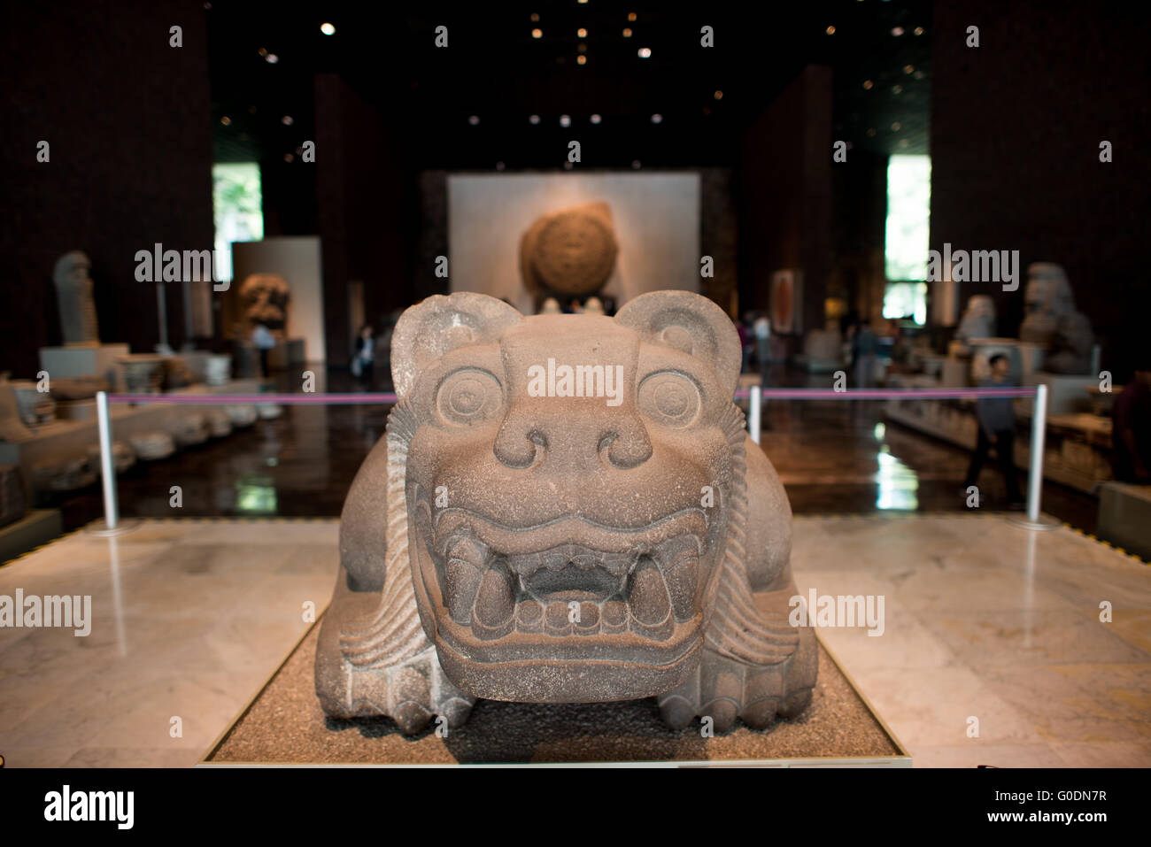 Nationalmuseum für Anthropologie Aztekische Skulptur Mexiko-Stadt // MEXIKO-STADT, Mexiko — das Nationalmuseum für Anthropologie zeigt bedeutende archäologische und anthropologische Artefakte aus dem präkolumbianischen Erbe Mexikos, einschließlich der aztekischen und indigenen Kulturen. Stockfoto