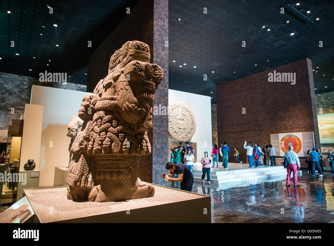 Nationalmuseum für Anthropologie Aztekenarteken Mexiko-Stadt // MEXIKO-STADT, Mexiko — das Nationalmuseum für Anthropologie zeigt bedeutende archäologische und anthropologische Artefakte aus dem präkolumbianischen Erbe Mexikos, einschließlich seiner aztekischen und indigenen Kulturen. Stockfoto