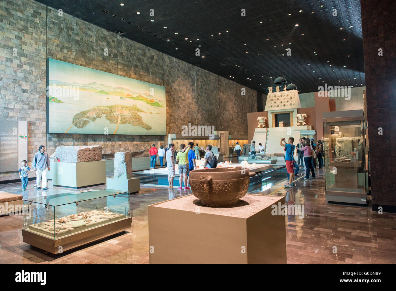 Nationalmuseum für Anthropologie Artefakte Mexiko-Stadt // MEXIKO-STADT, Mexiko — das Nationalmuseum für Anthropologie zeigt bedeutende archäologische und anthropologische Artefakte aus Mexikos präkolumbischem Erbe, einschließlich seiner aztekischen und indigenen Kulturen. Das Museum beherbergt eine der weltweit umfangreichsten Sammlungen mesoamerikanischer Artefakte, die Tausende von Jahren kultureller Entwicklung umfasst. Die 1964 gegründete Institution dient als wichtigstes Archiv für archäologische Schätze und ethnographische Materialien in Mexiko. Zu den Sammlungen des Museums gehören monumentale Skulpturen, Stockfoto