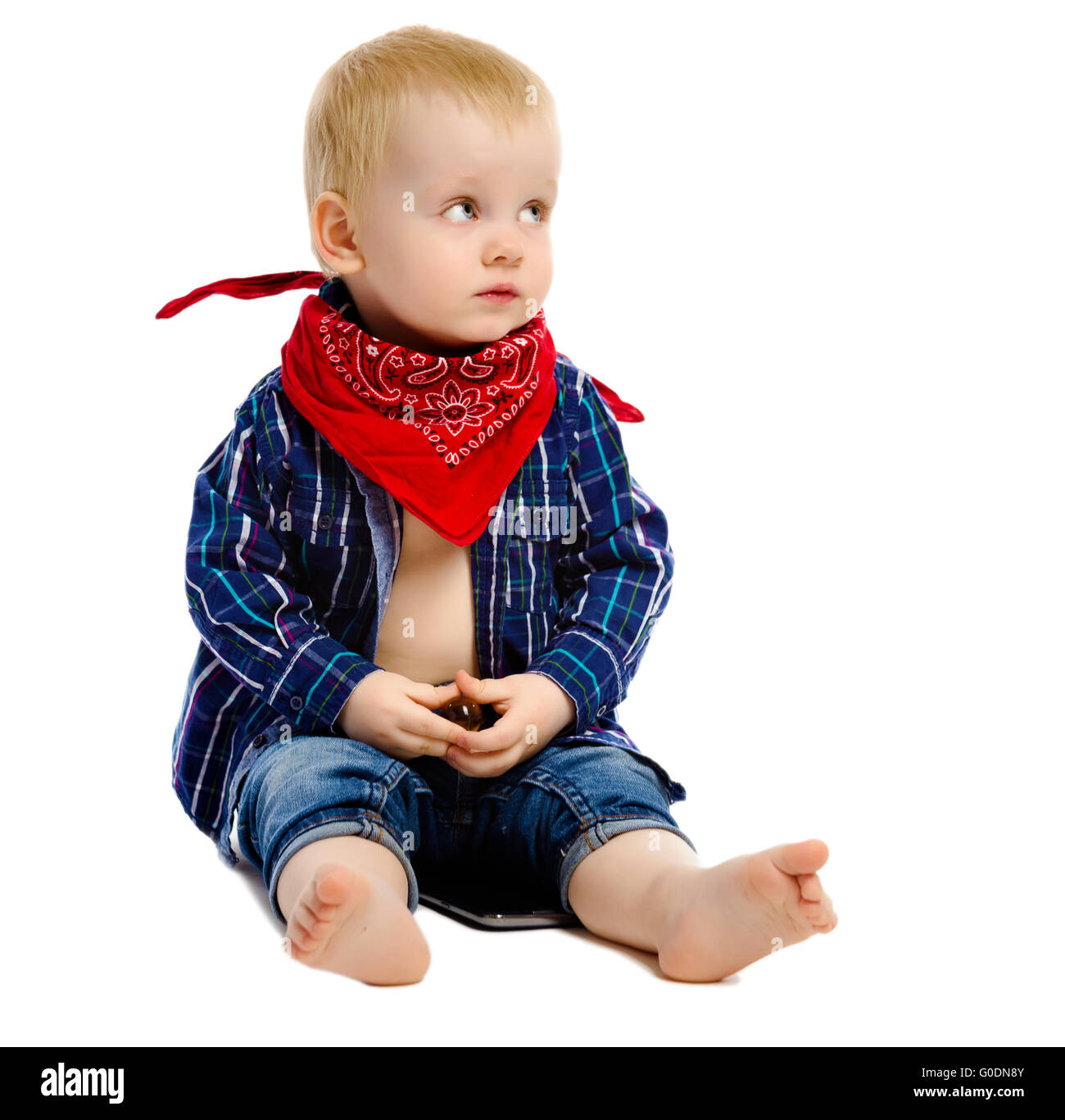 Kleiner Junge im Gangster-Tuch um den Hals auf einem weißen Stockfoto