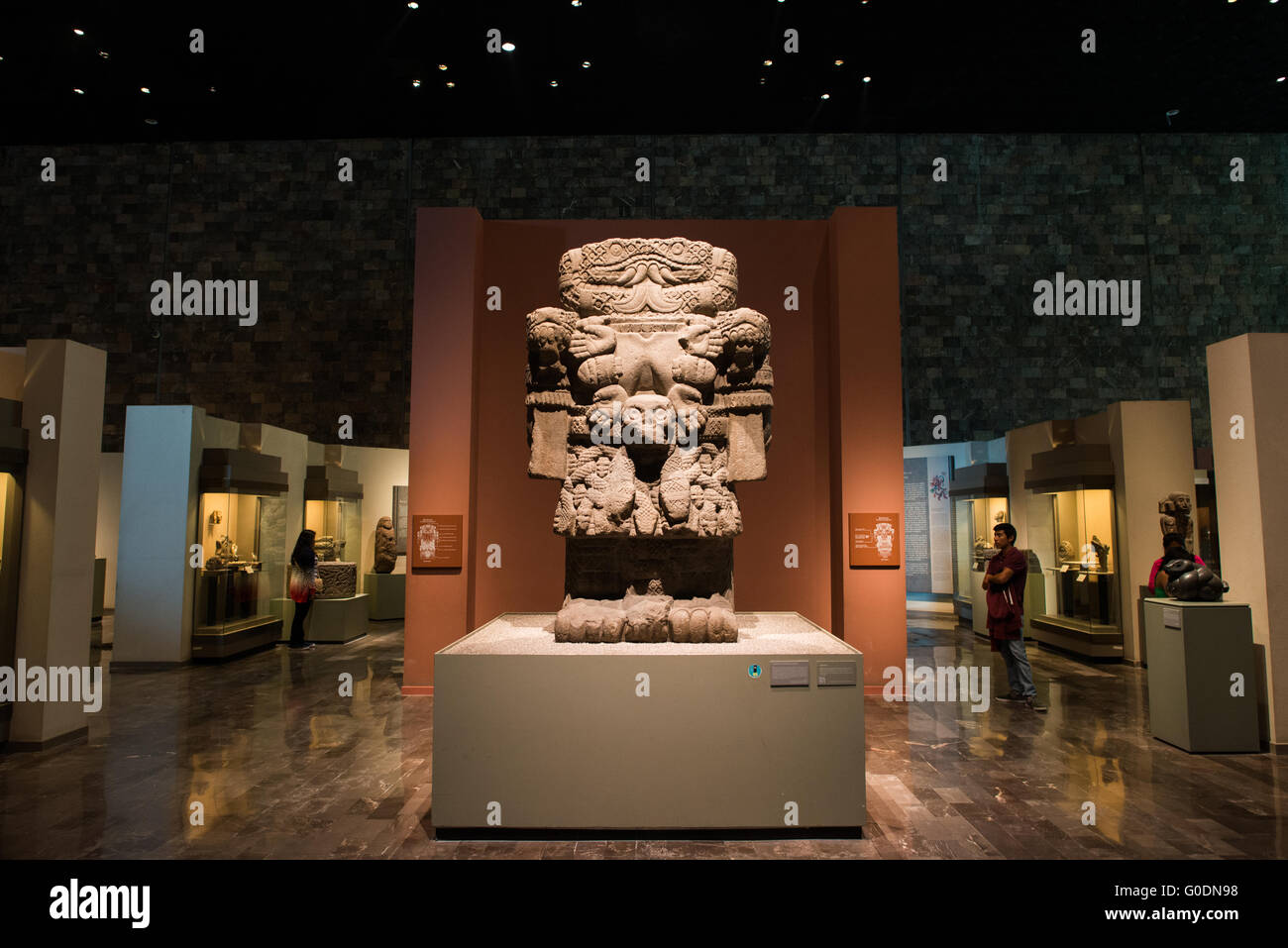 Nationalmuseum für Anthropologie Aztekische Skulptur Mexiko-Stadt // MEXIKO-STADT, Mexiko — das Nationalmuseum für Anthropologie zeigt bedeutende archäologische und anthropologische Artefakte aus Mexikos präkolumbischem Erbe, einschließlich seiner Azteken und indigenen Kulturen. Das Museum beherbergt eine der weltweit umfangreichsten Sammlungen mesoamerikanischer Artefakte, die Tausende von Jahren kultureller Entwicklung umfasst. Die 1964 gegründete Institution dient als wichtigstes Archiv für archäologische Schätze und ethnographische Materialien in Mexiko. Zu den Sammlungen des Museums gehören monumentale Skulpturen Stockfoto