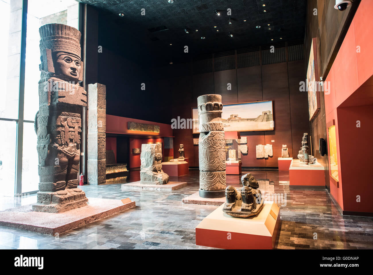 Mexiko-Stadt, Mexiko - The National Museum of Anthropology Vitrinen bedeutende archäologische und anthropologische Artefakte aus der mexikanischen präkolumbischen Erbes, einschließlich der Azteken und indiginous Kulturen. Stockfoto