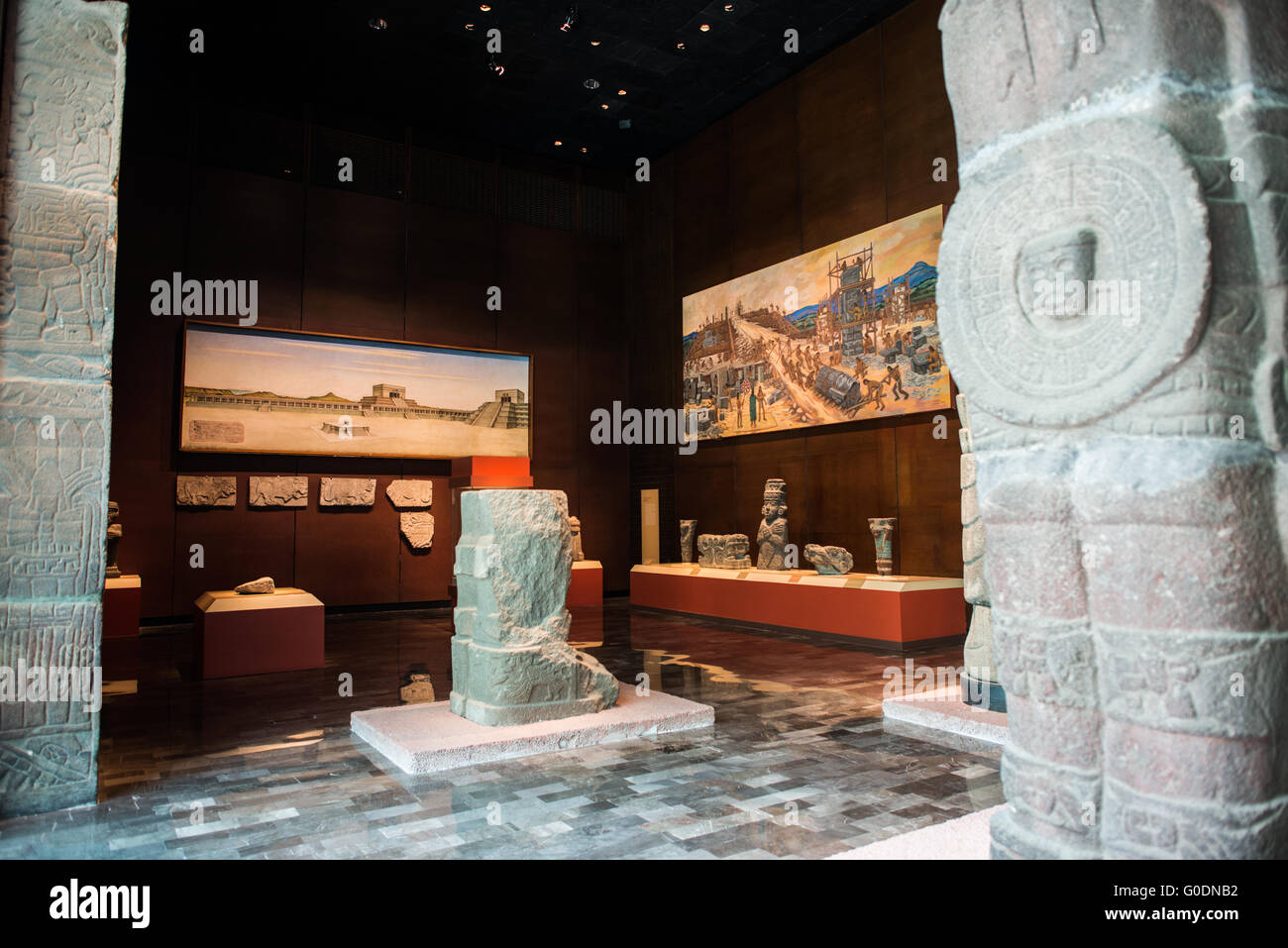 Nationalmuseum für Anthropologie aztekische Artefakte Mexiko-Stadt // MEXIKO-STADT, Mexiko — das Nationalmuseum für Anthropologie zeigt bedeutende archäologische und anthropologische Artefakte aus Mexikos präkolumbischem Erbe, einschließlich seiner aztekischen und indigenen Kulturen. Stockfoto