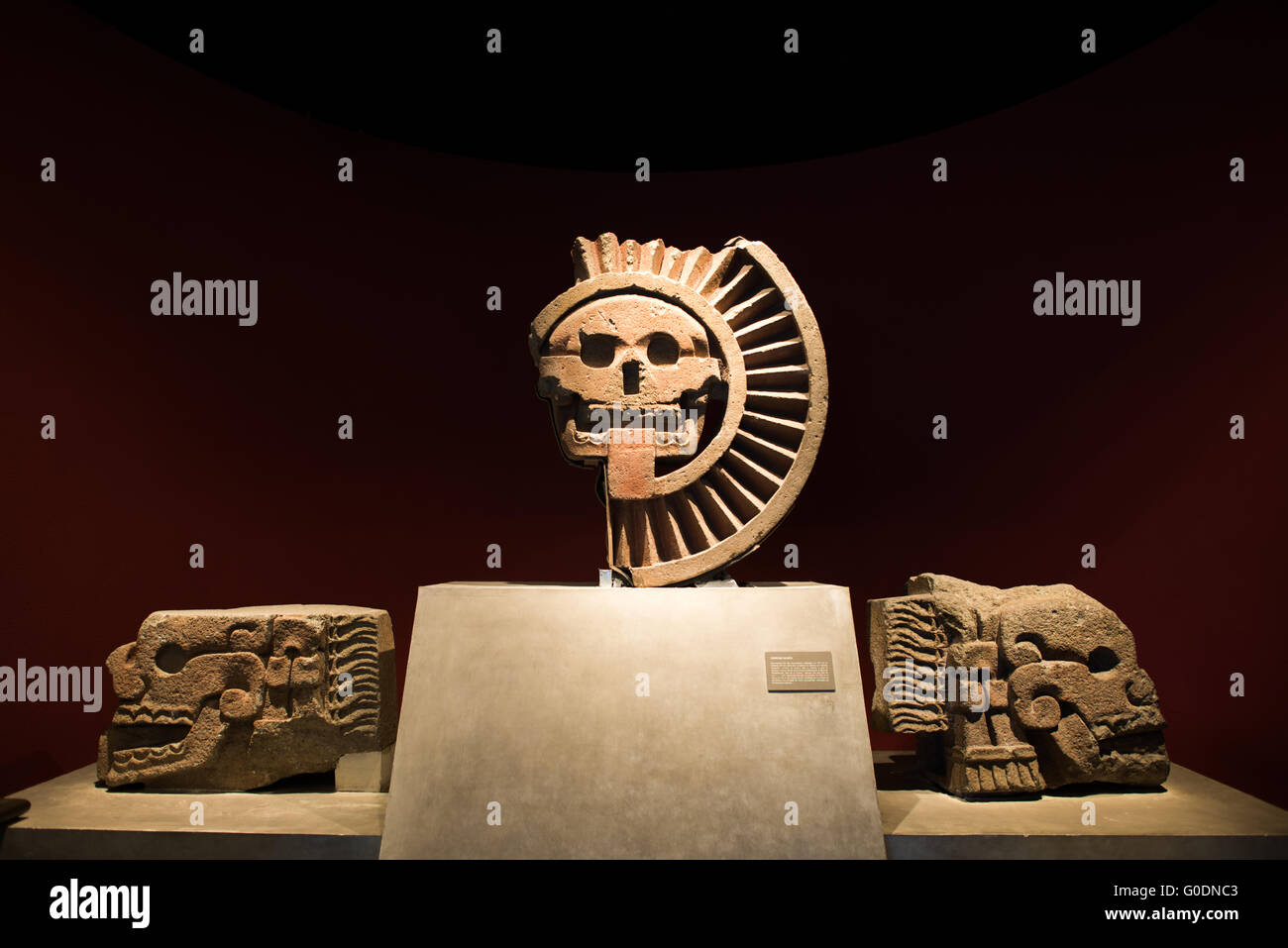 Nationalmuseum für Anthropologie aztekische Artefakte Mexiko-Stadt // MEXIKO-STADT, Mexiko — das Nationalmuseum für Anthropologie zeigt bedeutende archäologische und anthropologische Artefakte aus Mexikos präkolumbischem Erbe, einschließlich seiner aztekischen und indigenen Kulturen. Stockfoto