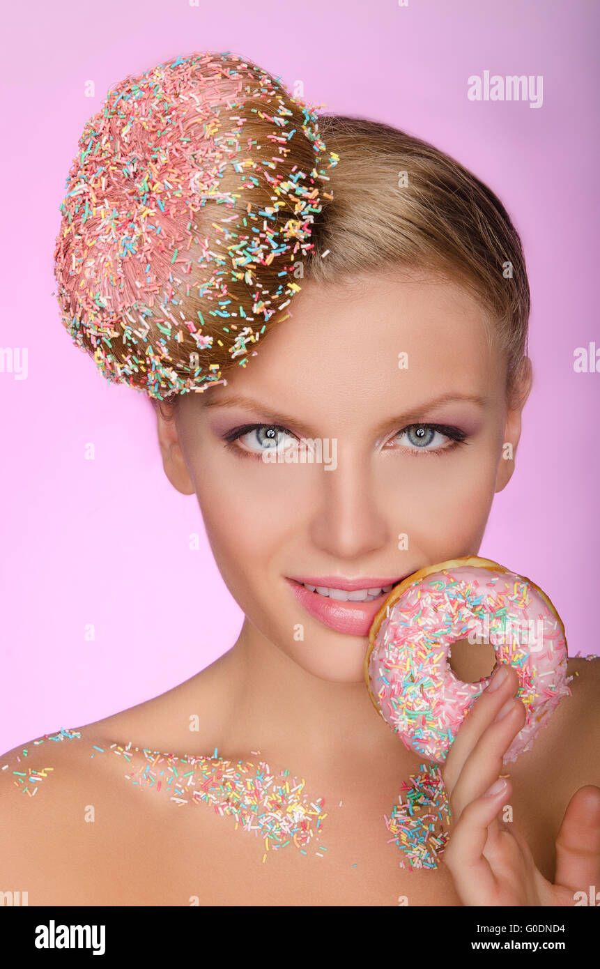 charmante Frau mit kreative Frisur aus donut Stockfoto