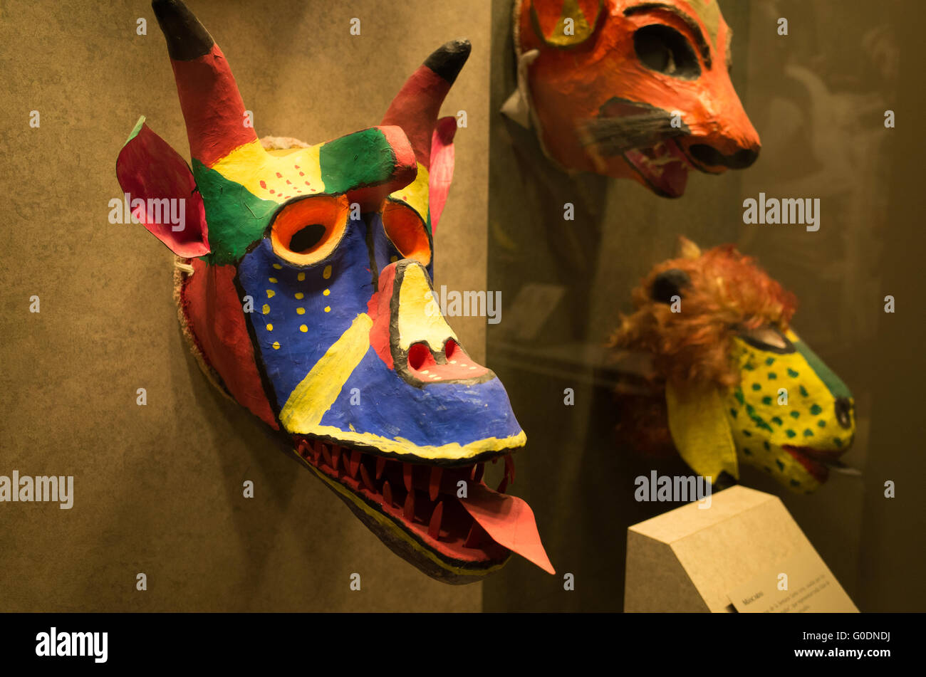 Mexikanische Tiermasken Mexiko-Stadt // MEXIKO-STADT, Mexiko – bemalte Tiermasken repräsentieren die reiche Tradition der mexikanischen Maskenherstellung und ihre Rolle in zeremoniellen und kulturellen Praktiken. Diese Masken demonstrieren die künstlerischen Techniken und die symbolische Bedeutung von Tierdarstellungen in mexikanischen indigenen Traditionen. Die mexikanische Maskenherstellung kombiniert präkolumbianische indigene Praktiken mit kolonialen und zeitgenössischen Einflüssen und schafft so im ganzen Land unverwechselbare regionale Stile. Die Masken erfüllen in der Regel mehrere Funktionen, von religiösen Zeremonien und Festivals bis hin zu Theateraufführungen und CUL Stockfoto
