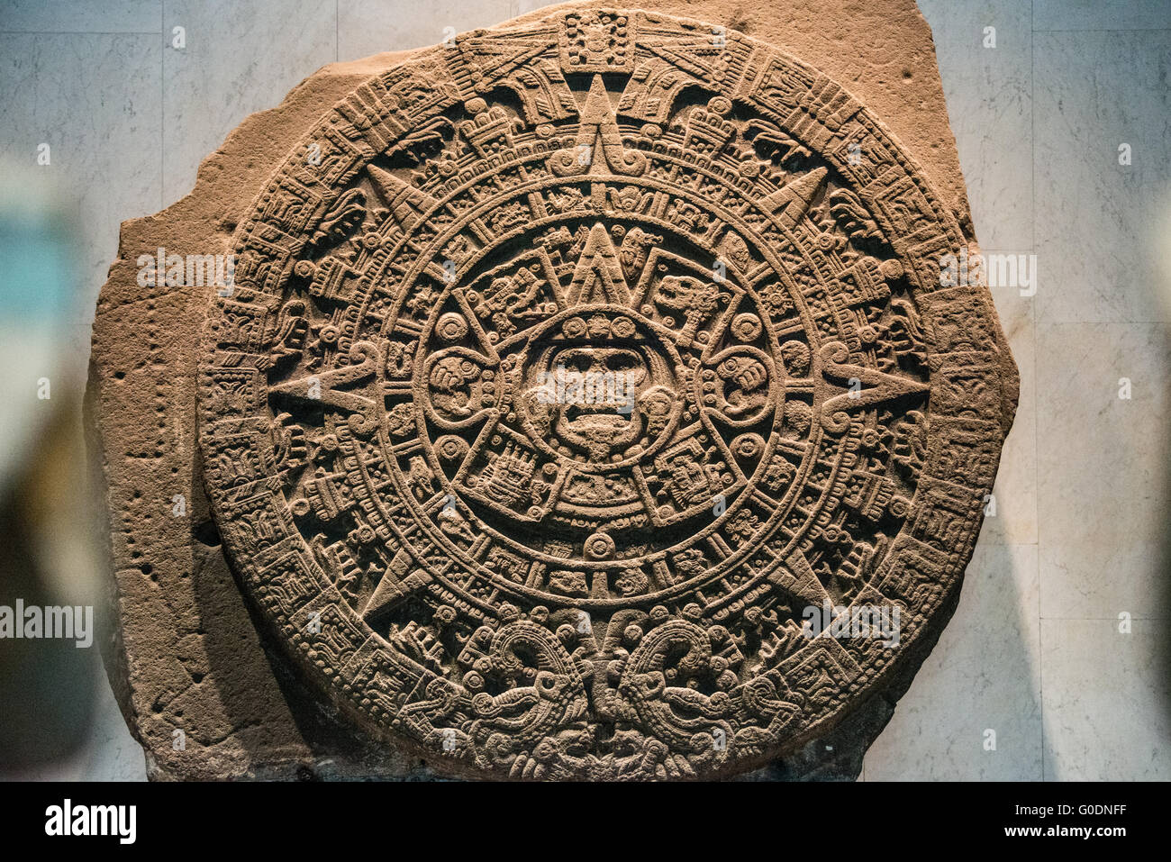 Mexiko-Stadt, Mexiko - vermutlich Anfang des 16. Jahrhunderts bis Ende des 15. Jahrhunderts, ist der Stein der Sonne, einer großen Scheibe fast 12 Fuß und 24 Tonnen. Entdeckt im Jahre 1790 an der Plaza Mayor, wurde der Stein der Sonne ursprünglich als die Azteken-Kalender misidentified. Es wurde vor kurzem als eine große Gladiatorenkämpfe Opferaltar, bekannt als ein Temalacatl identifiziert. Es war nicht wegen ein tiefer Riss fertig, die von einer Seite in die Mitte des Stückes auf der Rückseite läuft. Trotz der Fraktur wurde es verwendet, um die Kämpfe zwischen Krieger in der Tlacaxipehualiztli-Zeremonie Bühne. Es Stockfoto