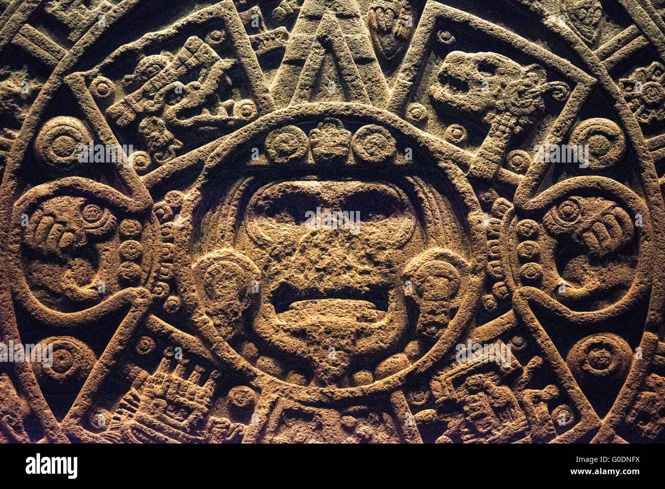 Mexiko-Stadt, Mexiko - vermutlich Anfang des 16. Jahrhunderts bis Ende des 15. Jahrhunderts, ist der Stein der Sonne, einer großen Scheibe fast 12 Fuß und 24 Tonnen. Entdeckt im Jahre 1790 an der Plaza Mayor, wurde der Stein der Sonne ursprünglich als die Azteken-Kalender misidentified. Es wurde vor kurzem als eine große Gladiatorenkämpfe Opferaltar, bekannt als ein Temalacatl identifiziert. Es war nicht wegen ein tiefer Riss fertig, die von einer Seite in die Mitte des Stückes auf der Rückseite läuft. Trotz der Fraktur wurde es verwendet, um die Kämpfe zwischen Krieger in der Tlacaxipehualiztli-Zeremonie Bühne. Es Stockfoto