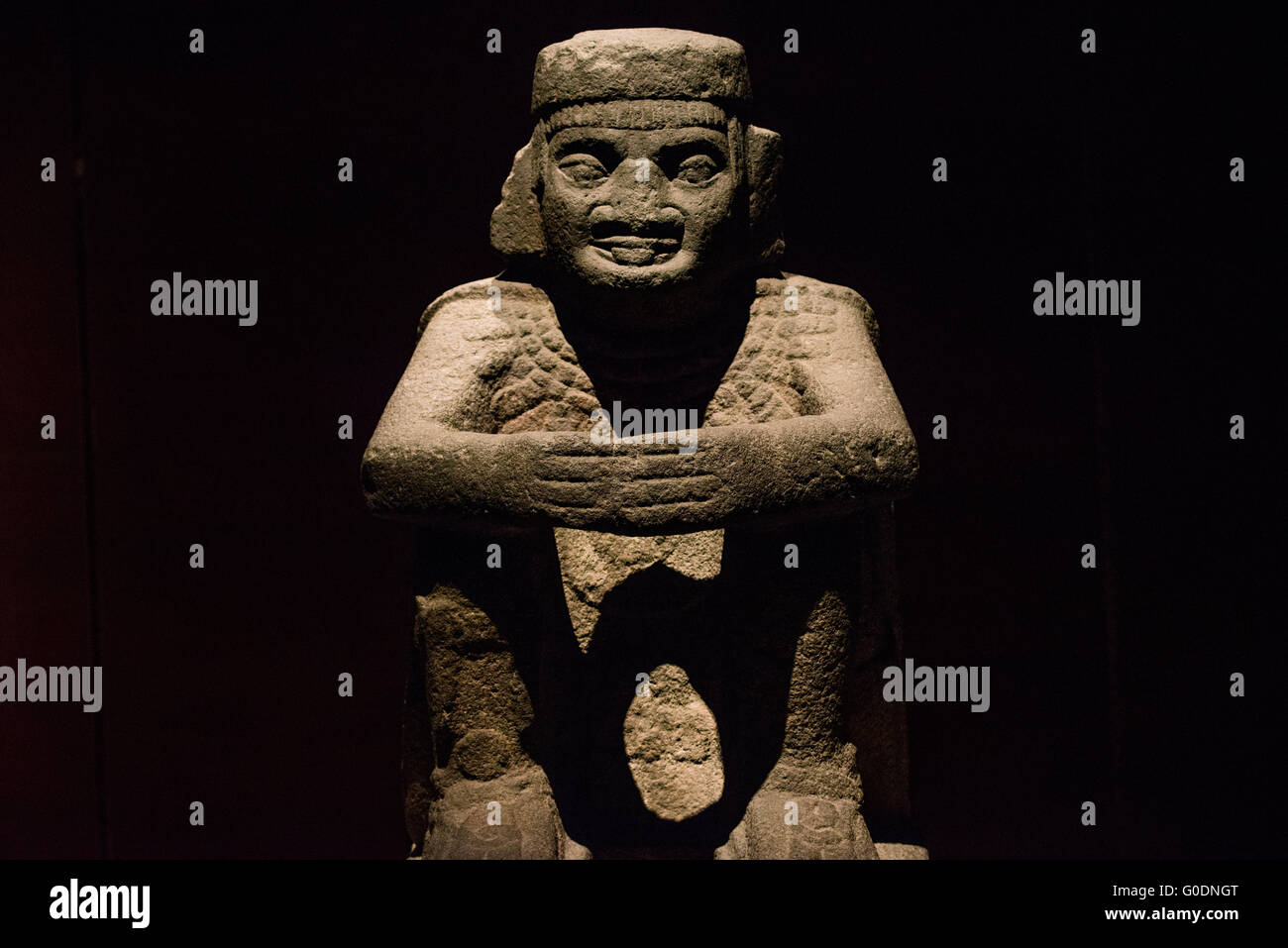 Nationalmuseum für Anthropologie Steinskulptur Mexiko-Stadt // MEXIKO-STADT, Mexiko — Steinskulpturen werden im Nationalmuseum für Anthropologie ausgestellt, das eine der weltweit bedeutendsten Sammlungen präkolumbischer Artefakte beherbergt. Das Museum zeigt archäologische Schätze aus Mexikos alten Zivilisationen, darunter umfangreiche Sammlungen von Azteken, Maya, Olmec und anderen indigenen Kulturen. Die 1964 gegründete Institution ist Mexikos führendes Archiv für anthropologisches und archäologisches Erbe. Die Sammlungen des Museums erstrecken sich über Tausende von Jahren von Mesoamer Stockfoto