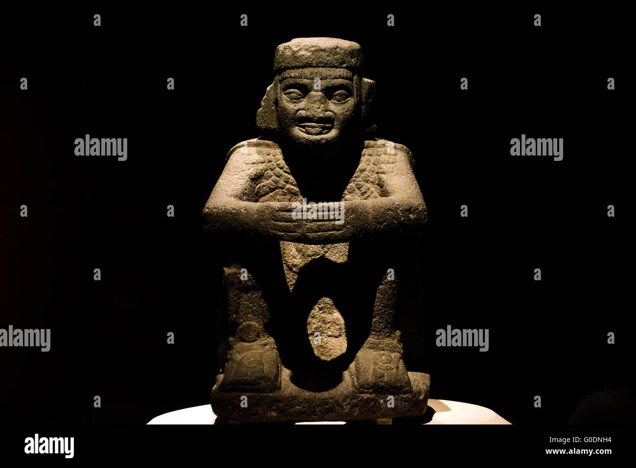 Nationalmuseum für Anthropologie Steinskulptur Mexiko-Stadt Mexiko // MEXIKO-STADT, Mexiko — Steinskulpturen werden im Nationalmuseum für Anthropologie ausgestellt, das eine der weltweit bedeutendsten Sammlungen präkolumbischer Artefakte beherbergt. Das Museum zeigt archäologische Schätze aus Mexikos alten Zivilisationen, darunter umfangreiche Sammlungen von Azteken, Maya, Olmec und anderen indigenen Kulturen. Die 1964 gegründete Institution ist Mexikos führendes Archiv für anthropologisches und archäologisches Erbe. Die Sammlungen des Museums erstrecken sich über Tausende von Jahren von M Stockfoto