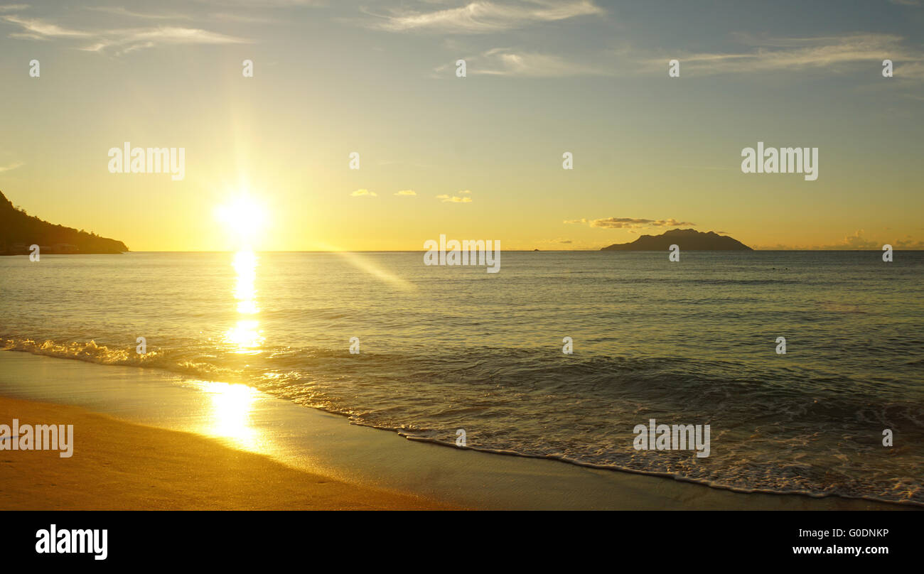 traumhaften Sonnenuntergang über dem indischen Ozean auf den Seychellen Stockfoto