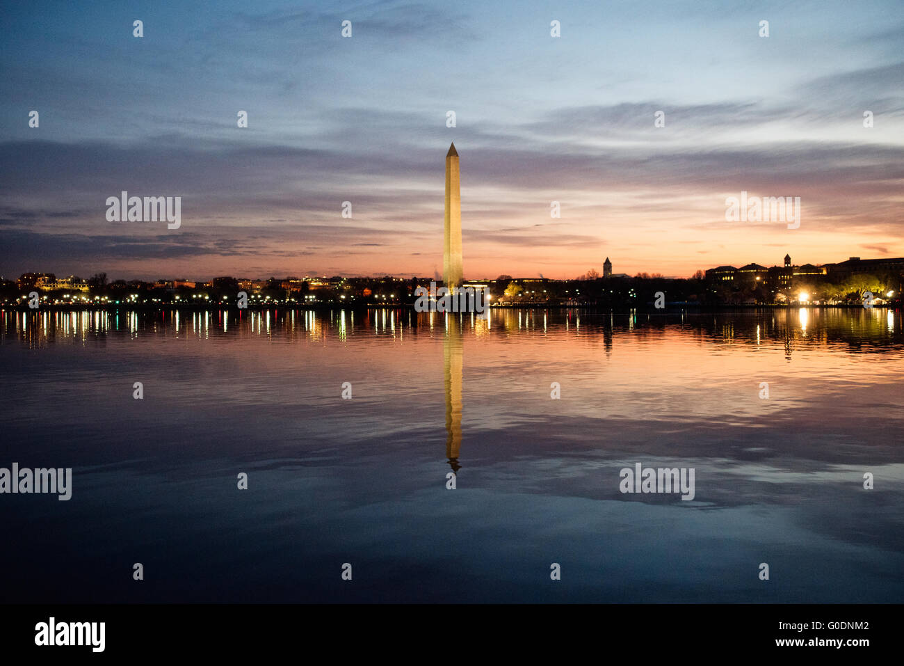 Washington Monument at Sunrise Washington D.C. // WASHINGTON, D.C., Vereinigte Staaten – das Washington Monument steht an einem ruhigen Frühlingsmorgen in Washington, D.C. hoch vor einem lebendigen Himmel vor der Dämmerung. Der ikonische Obelisk, der im Rahmen zentriert ist, ist dramatisch vor den bunten Farben des frühen Morgenlichts gehalten und schafft eine atemberaubende Szene in der Hauptstadt des Landes. Stockfoto
