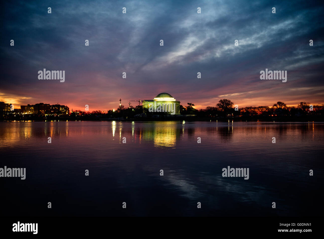 Jefferson Memorial at Sunrise Washington D.C. // WASHINGTON, D.C., Vereinigte Staaten – das Jefferson Memorial steht majestätisch vor einem lebendigen Himmel vor der Dämmerung in Washington, D.C. die markante Silhouette des neoklassizistischen Monuments steht in dramatischem Kontrast zu den bunten Farben des frühen morgens und schafft eine atemberaubende Szene im Tidal Basin. Stockfoto